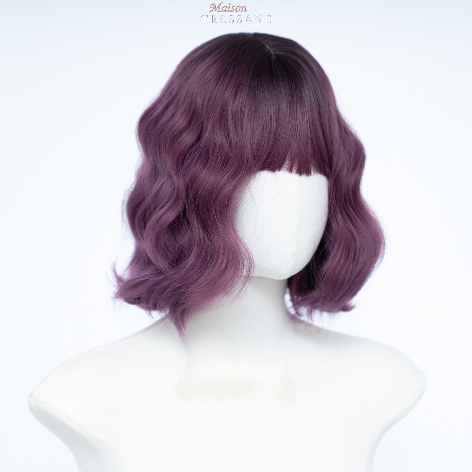 Perruque bob ombrée violette avec frange — ondulée, 30 cm, teinte rose & violet — vue de face
