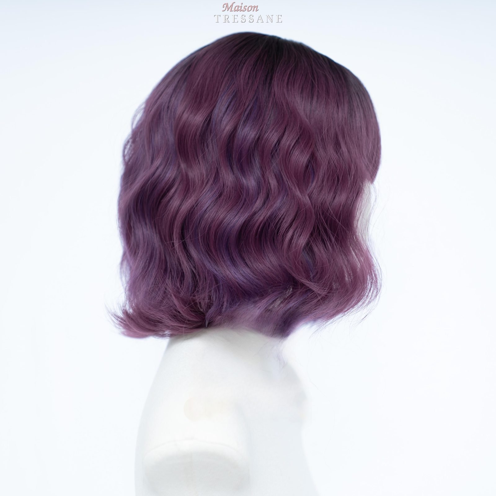 Perruque bob ombrée violette avec frange — ondulée, 30 cm, teinte rose & violet — vue de trois quarts