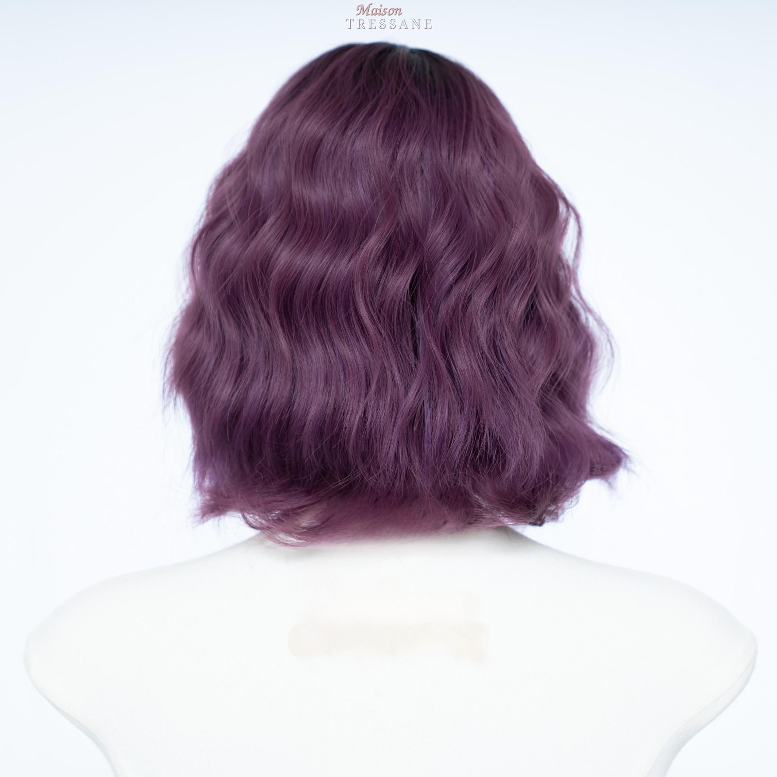 Perruque bob ombrée violette avec frange — ondulée, 30 cm, teinte rose & violet — vue de dos