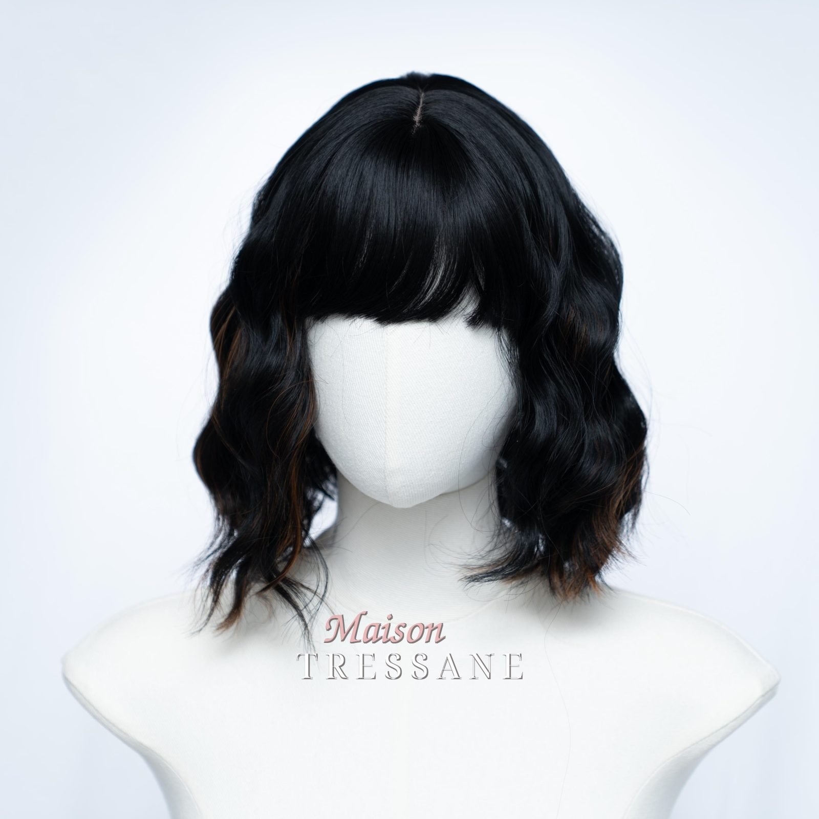 Perruque carrée noire de 30 cm (12 po.) ondulée avec franges