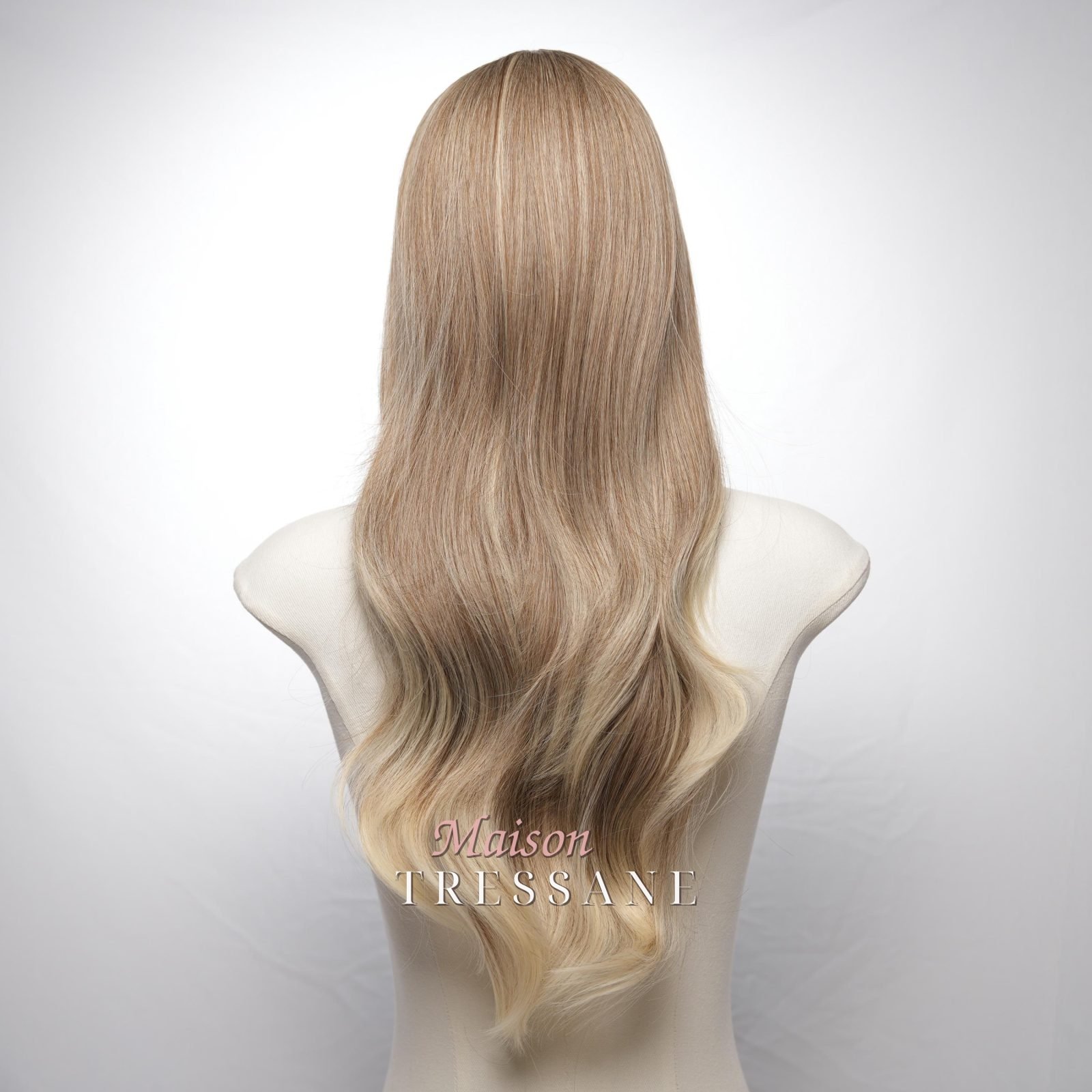 Ondulée blond cendré avec frange — ondulée, 65 cm, teinte blond — vue de dos