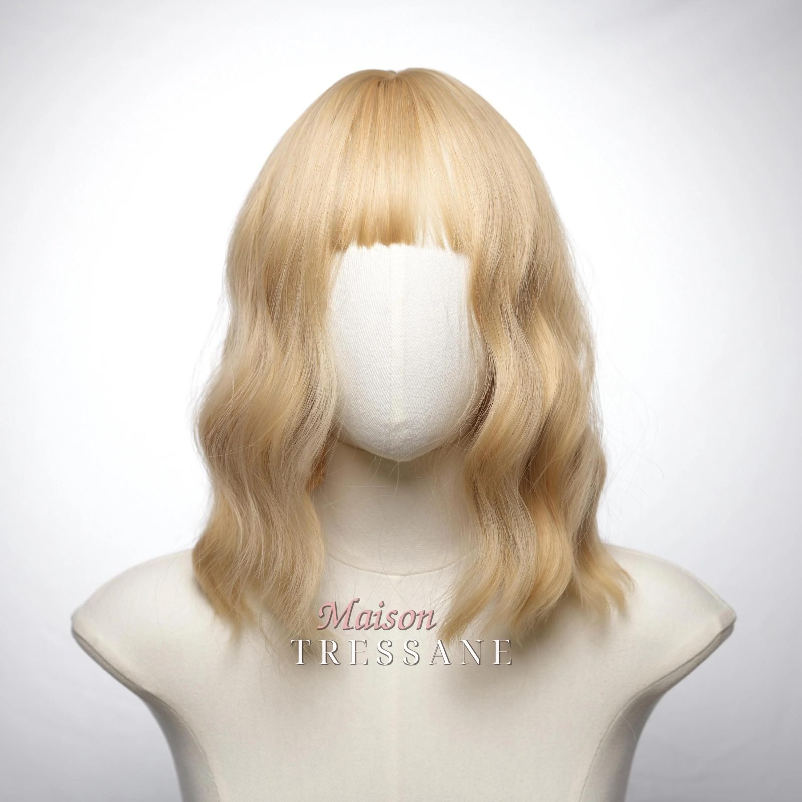 Perruque blonde ondulée Bob avec frange — ondulée, 35 cm, teinte blond — vue de face