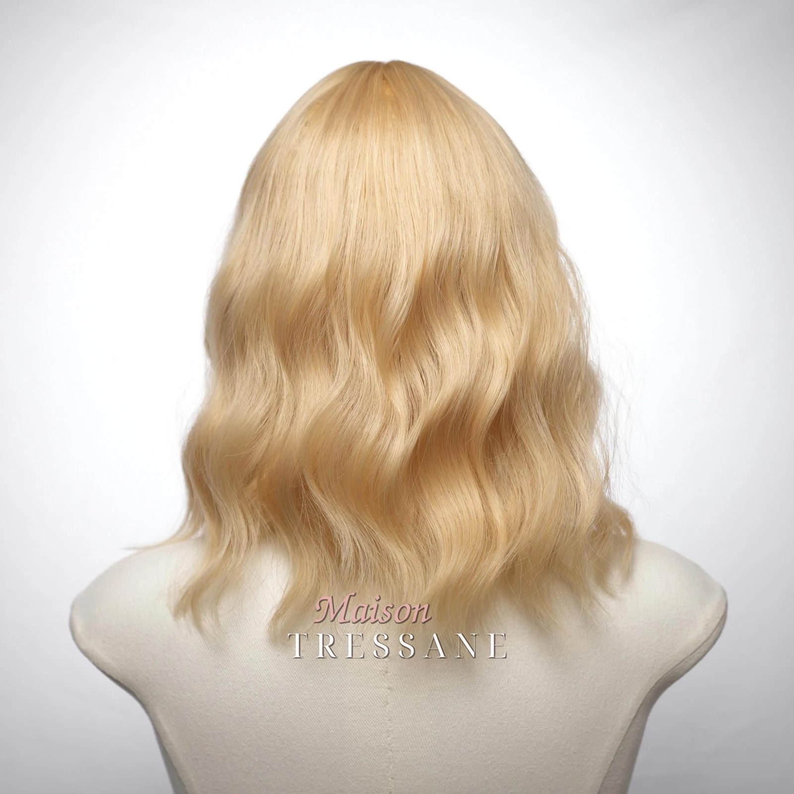Perruque blonde ondulée Bob avec frange — ondulée, 35 cm, teinte blond — vue de dos