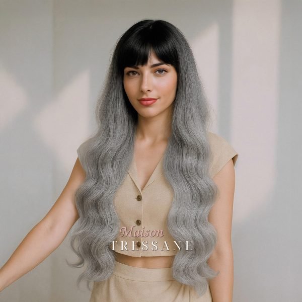 Longue perruque ondulée gris argenté ombrée de 61 cm avec frange — ondulée, 60 cm, teinte gris & platine — portée, vue de