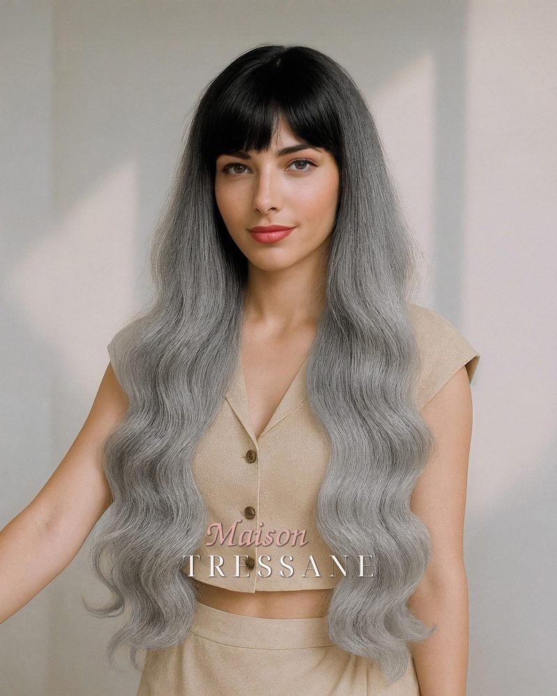 Longue perruque ondulée gris argenté ombrée de 61 cm avec frange — ondulée, 60 cm, teinte gris & platine — portée, vue de