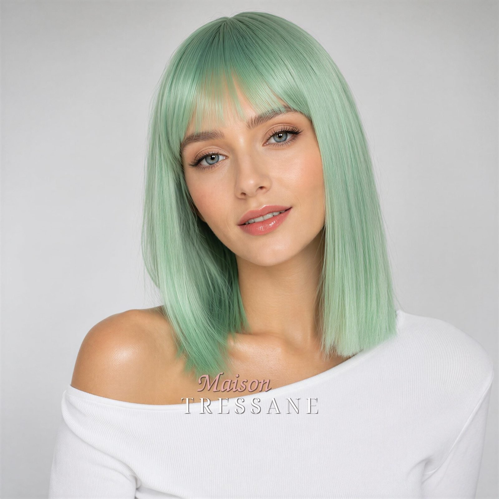 Perruque bob vert menthe avec frange — lisse, 25 cm, teinte vert — portée, vue de face