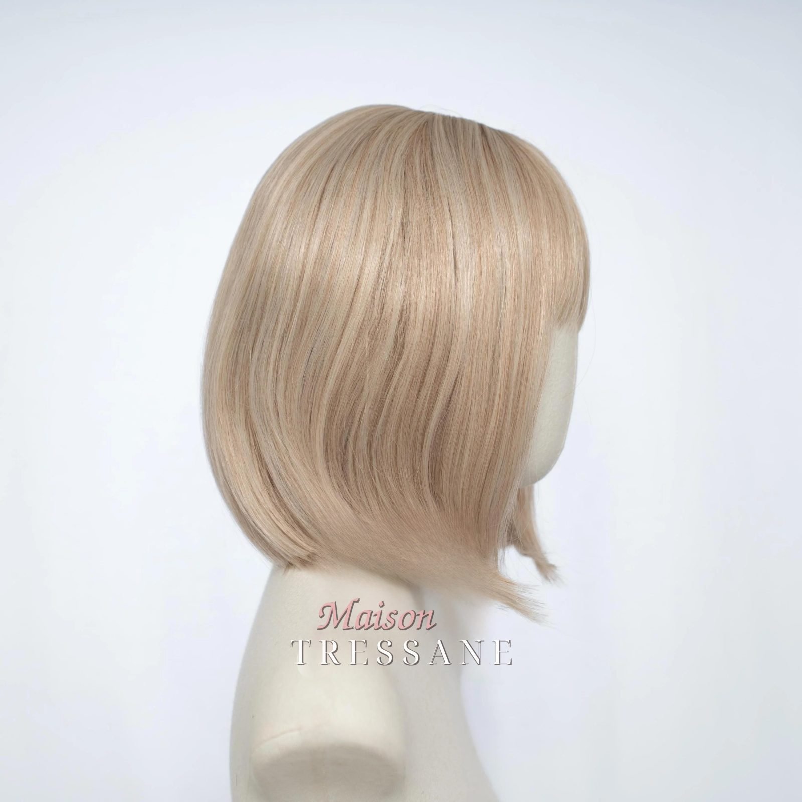 Perruque Bob blond clair avec frange — 30 cm, teinte blond — vue de trois quarts