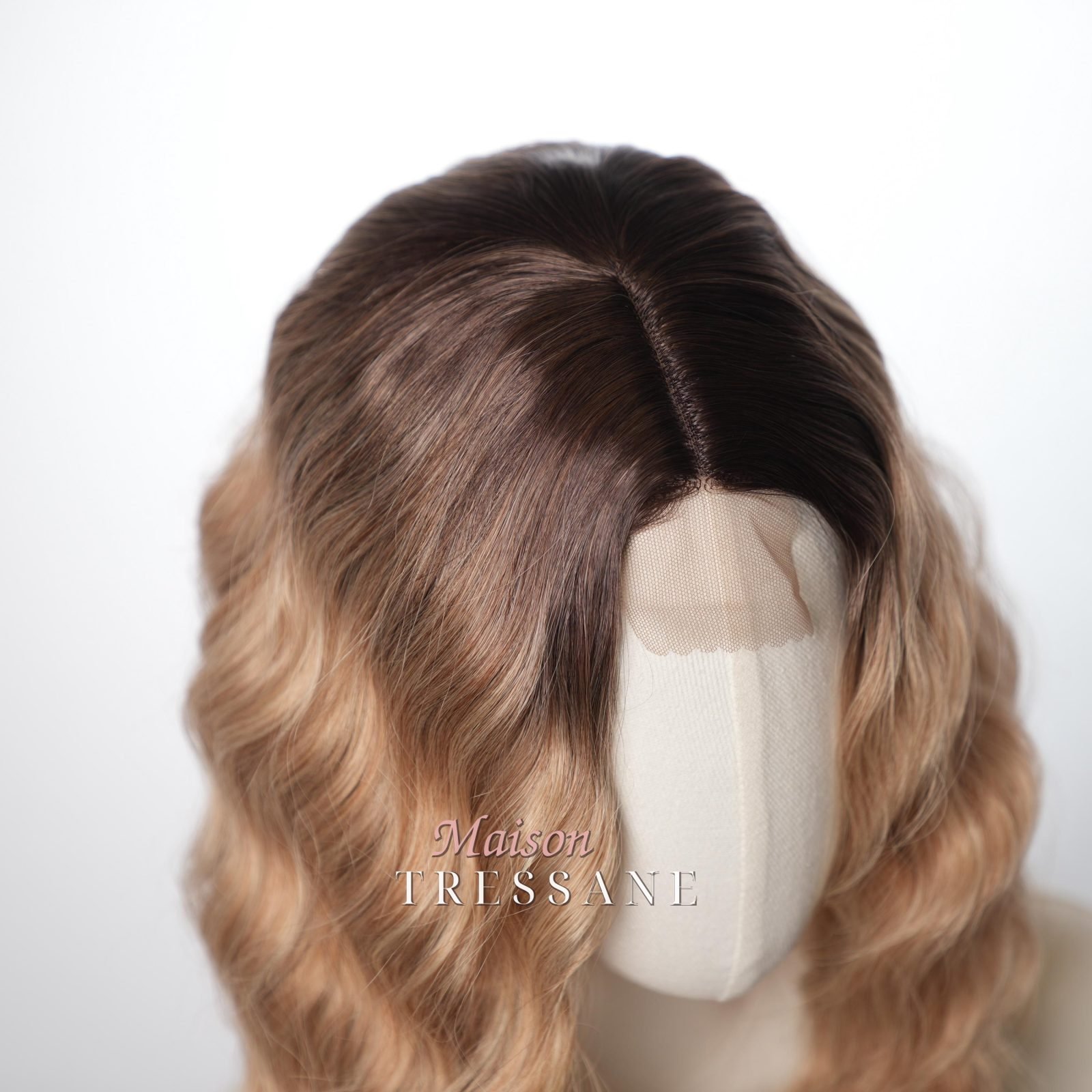 Petite perruque lacée sur le devant de 14 pouces — Blond — ondulée, 35 cm, teinte blond — vue de trois quarts