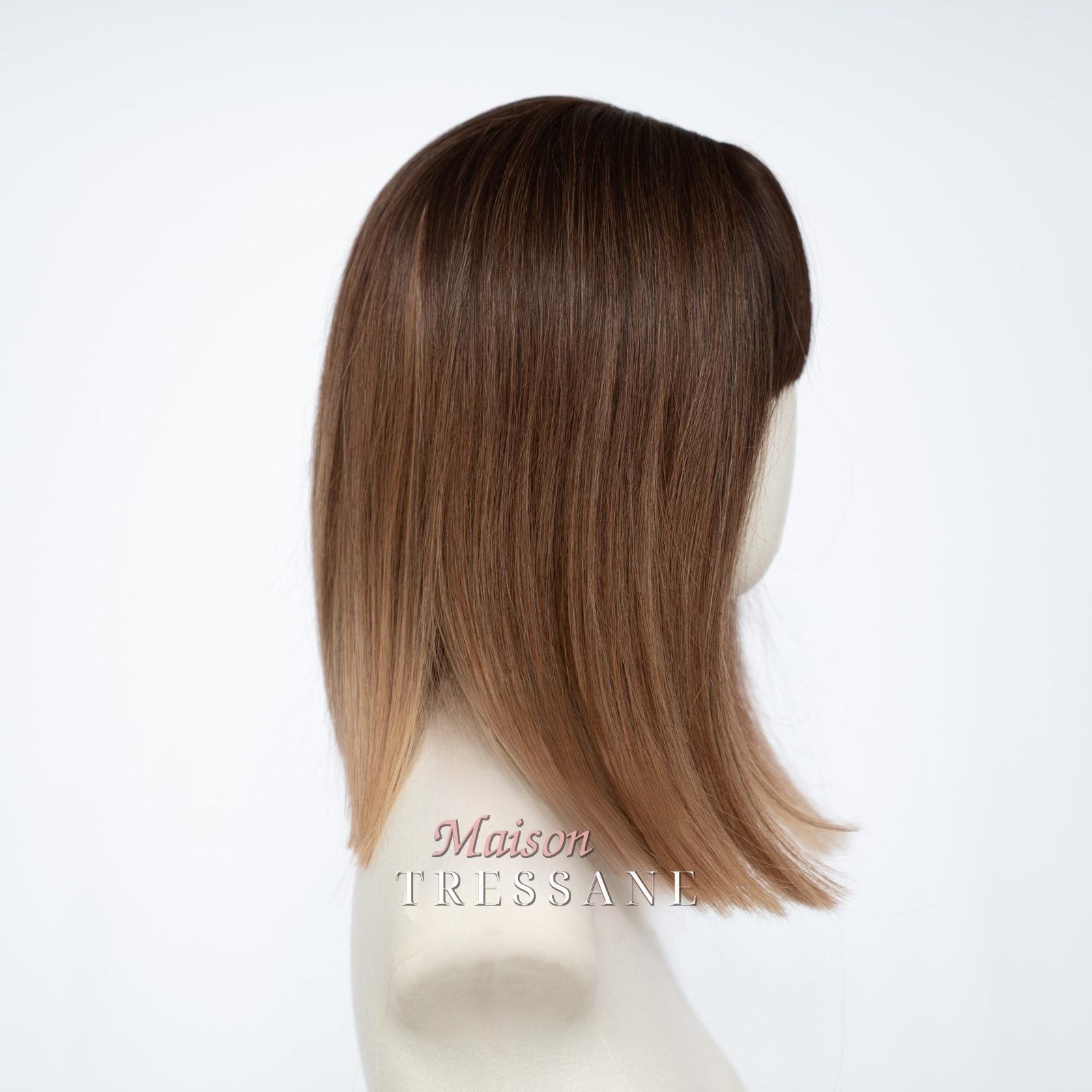 Perruque Bob blonde brune ombrée avec frange — lisse, 35 cm, teinte blond — vue de trois quarts