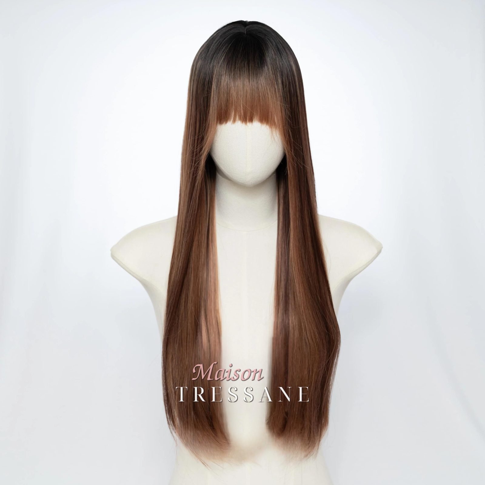 Perruque droite brune de 61 cm avec frange, reflets caramel et — lisse, 60 cm, teinte châtain — vue de face