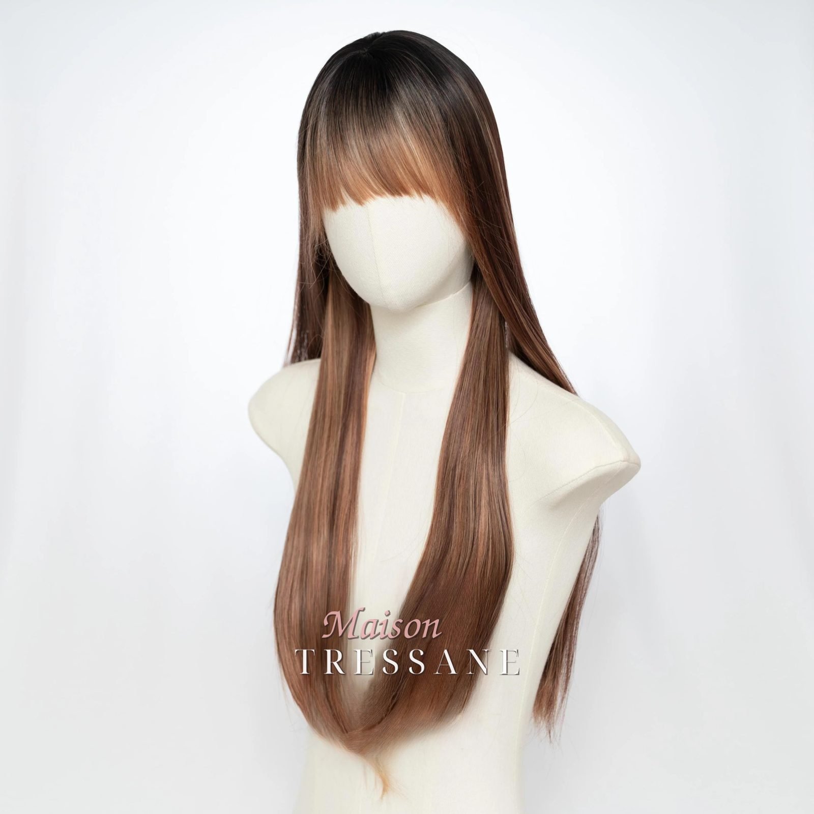 Perruque droite brune de 61 cm avec frange, reflets caramel et — lisse, 60 cm, teinte châtain — vue de trois quarts