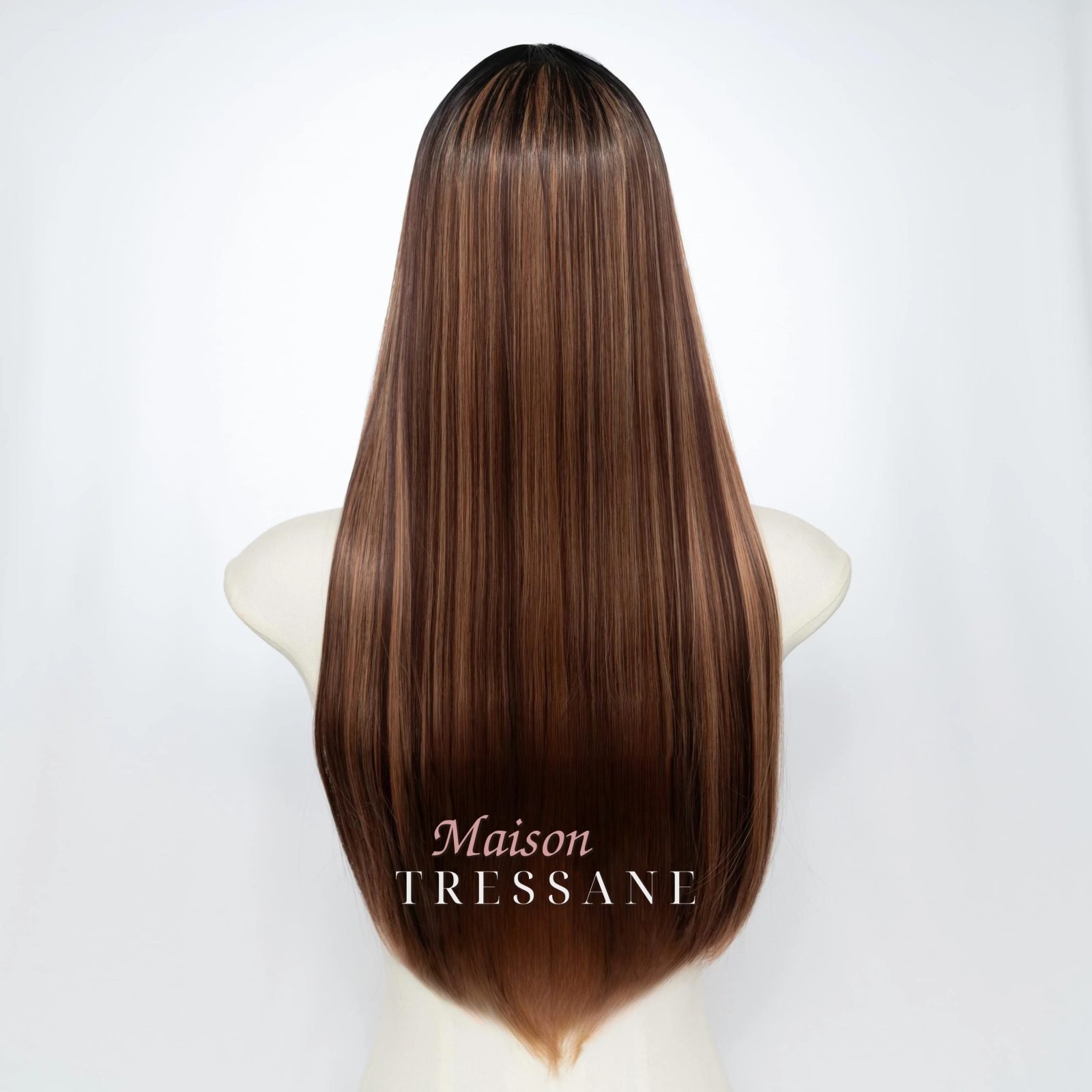 Perruque droite brune de 61 cm avec frange, reflets caramel et — lisse, 60 cm, teinte châtain — vue de dos