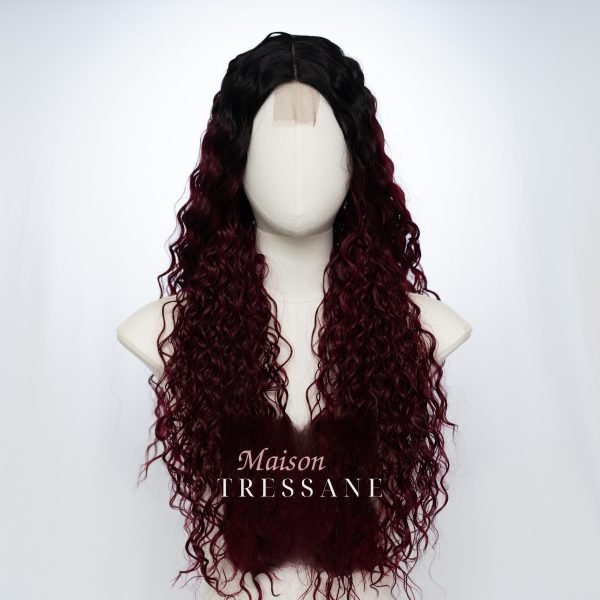 Perruque bouclée bordeaux ombré 61 cm — bouclée, 60 cm, teinte auburn — portée, vue de face