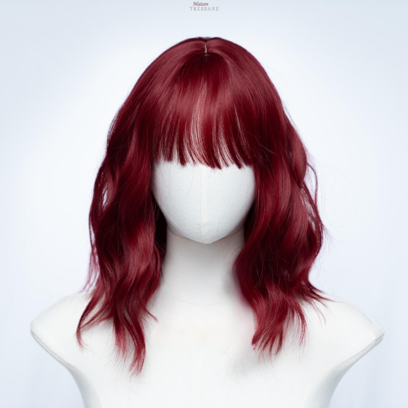 Perruque carrée ondulée rouge vif avec frange — ondulée, 30 cm, teinte rouge — vue de face