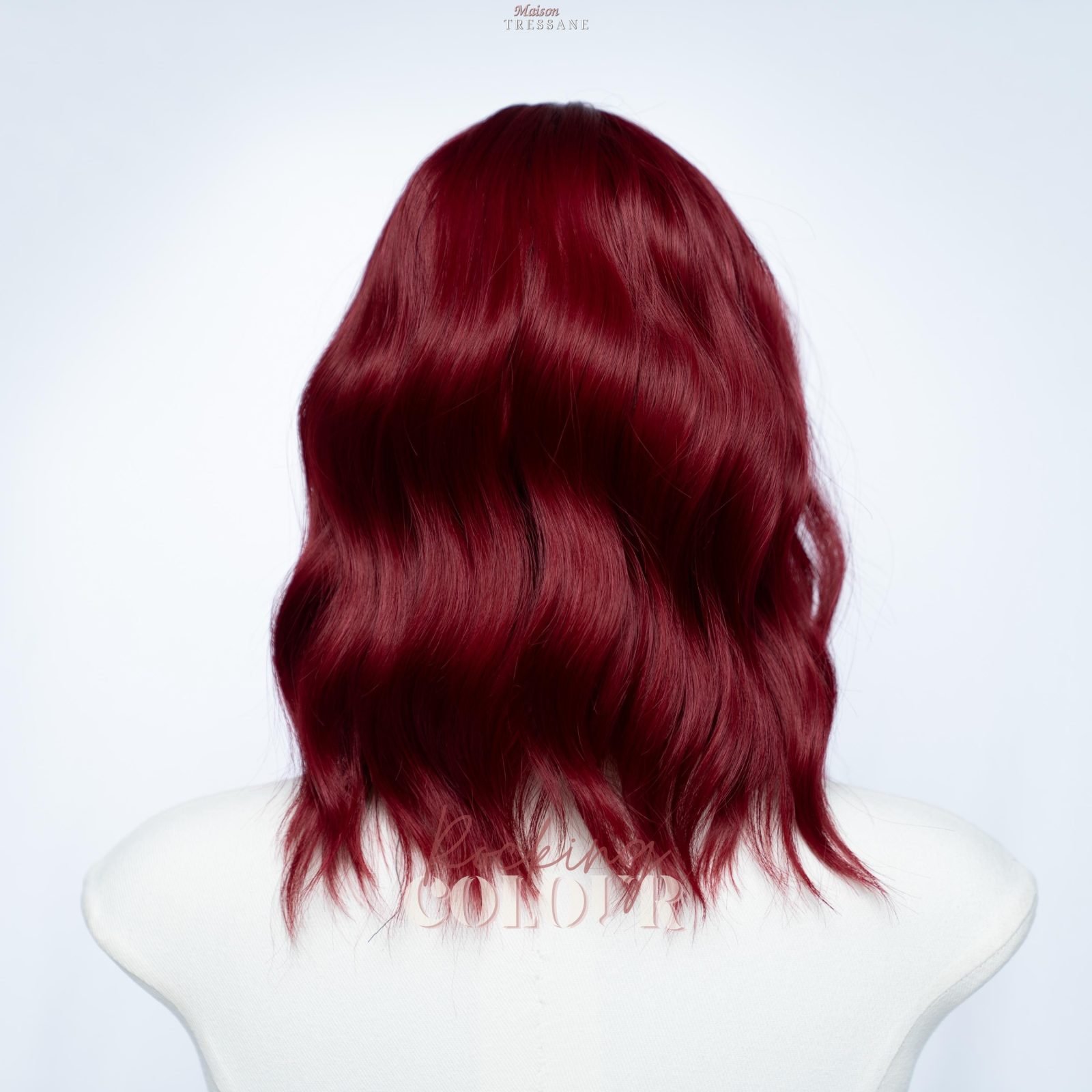 Perruque carrée ondulée rouge vif avec frange — ondulée, 30 cm, teinte rouge — vue de dos
