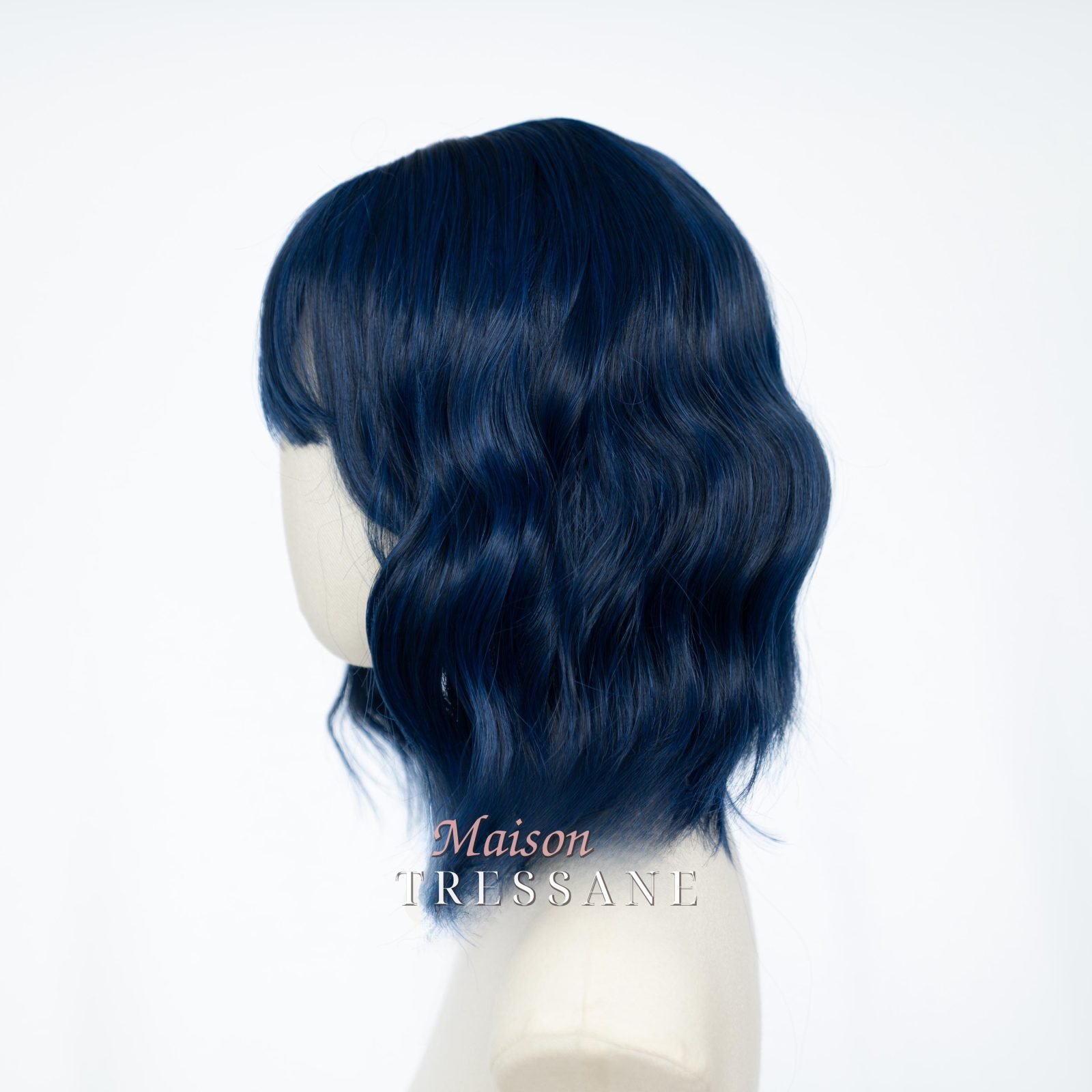 Ondulée bleue Bob avec frange — ondulée, 30 cm — vue de trois quarts