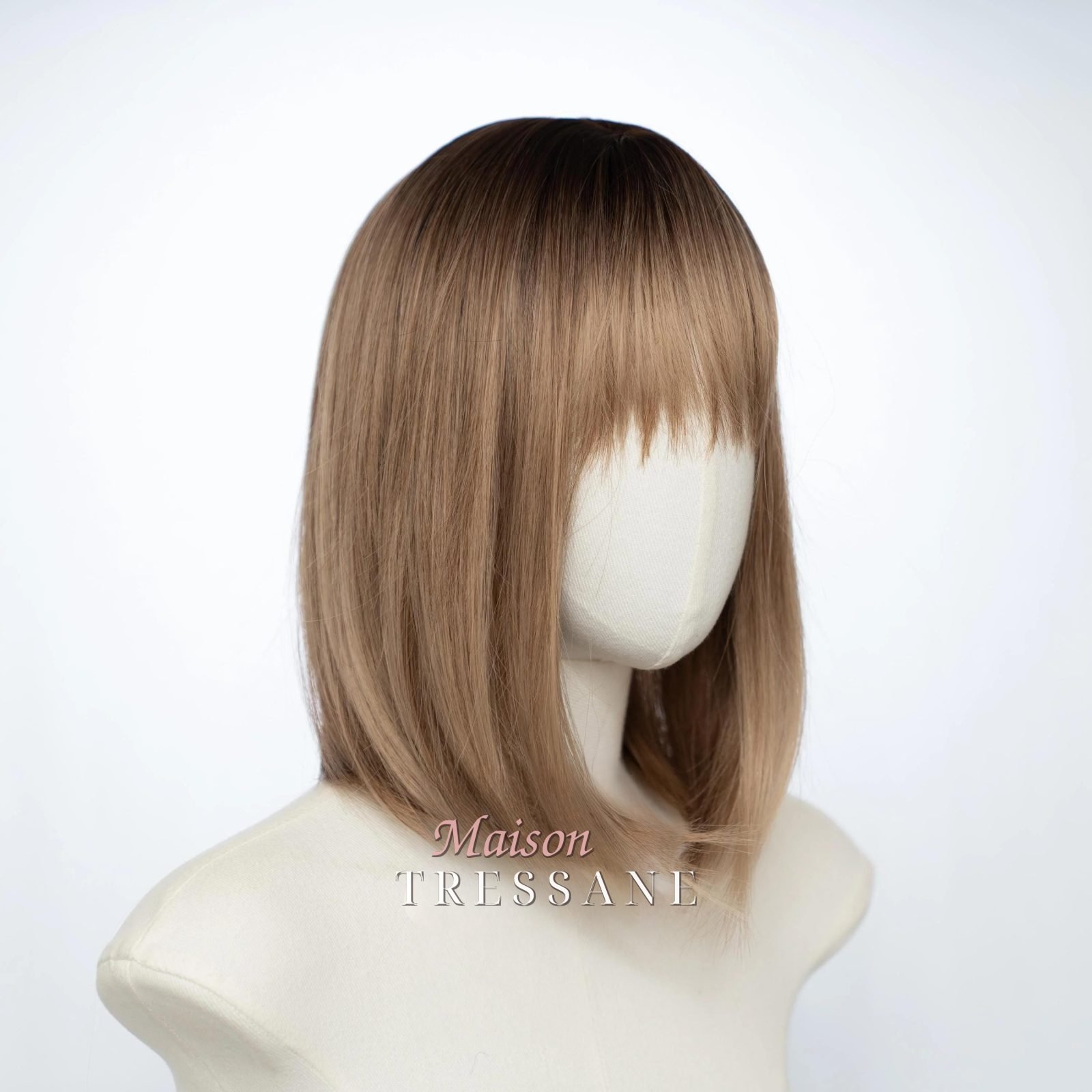 Perruque carrée marron clair à balayage balayé avec frange — lisse, 30 cm, teinte brun — vue de face