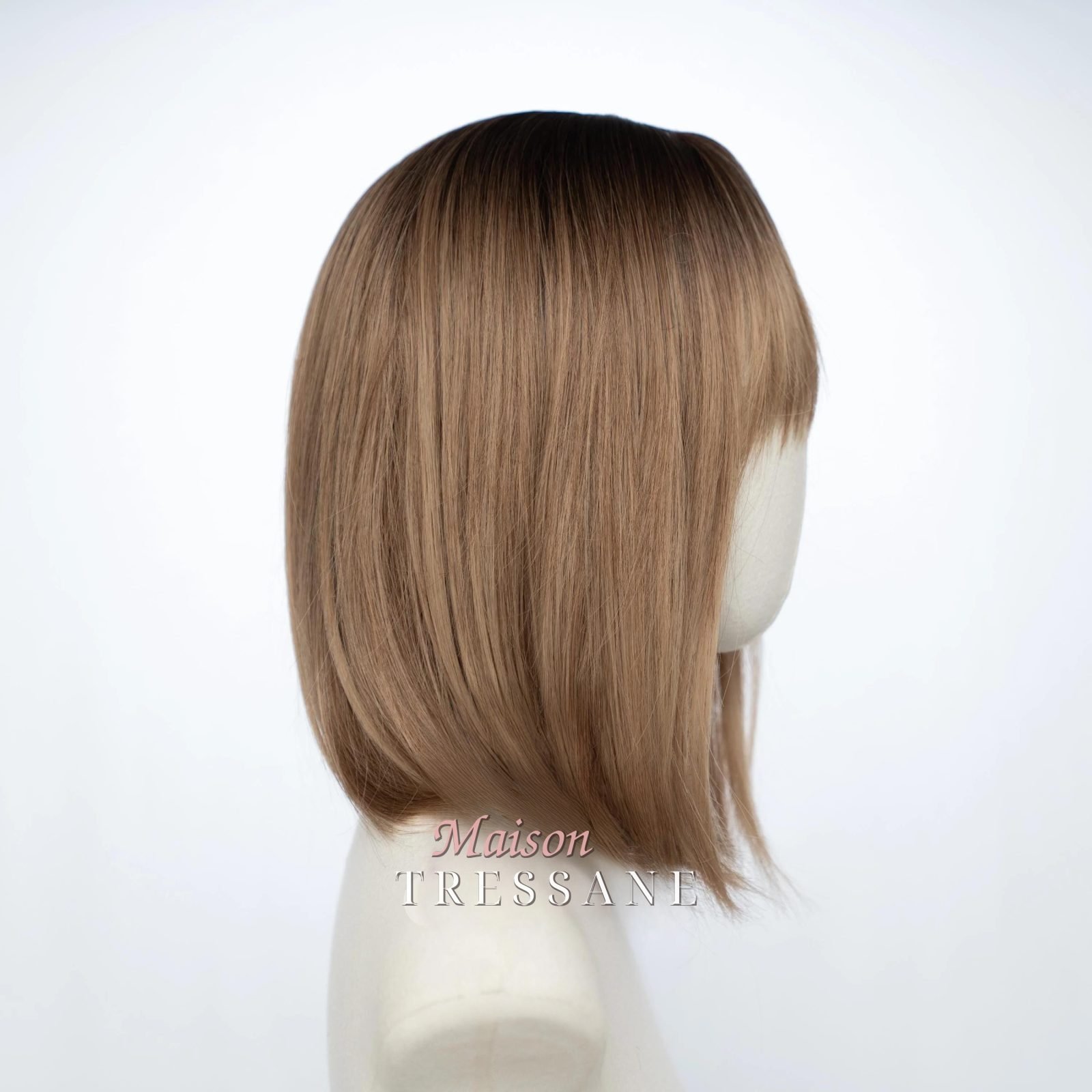 Perruque carrée marron clair à balayage balayé avec frange — lisse, 30 cm, teinte brun — vue de trois quarts
