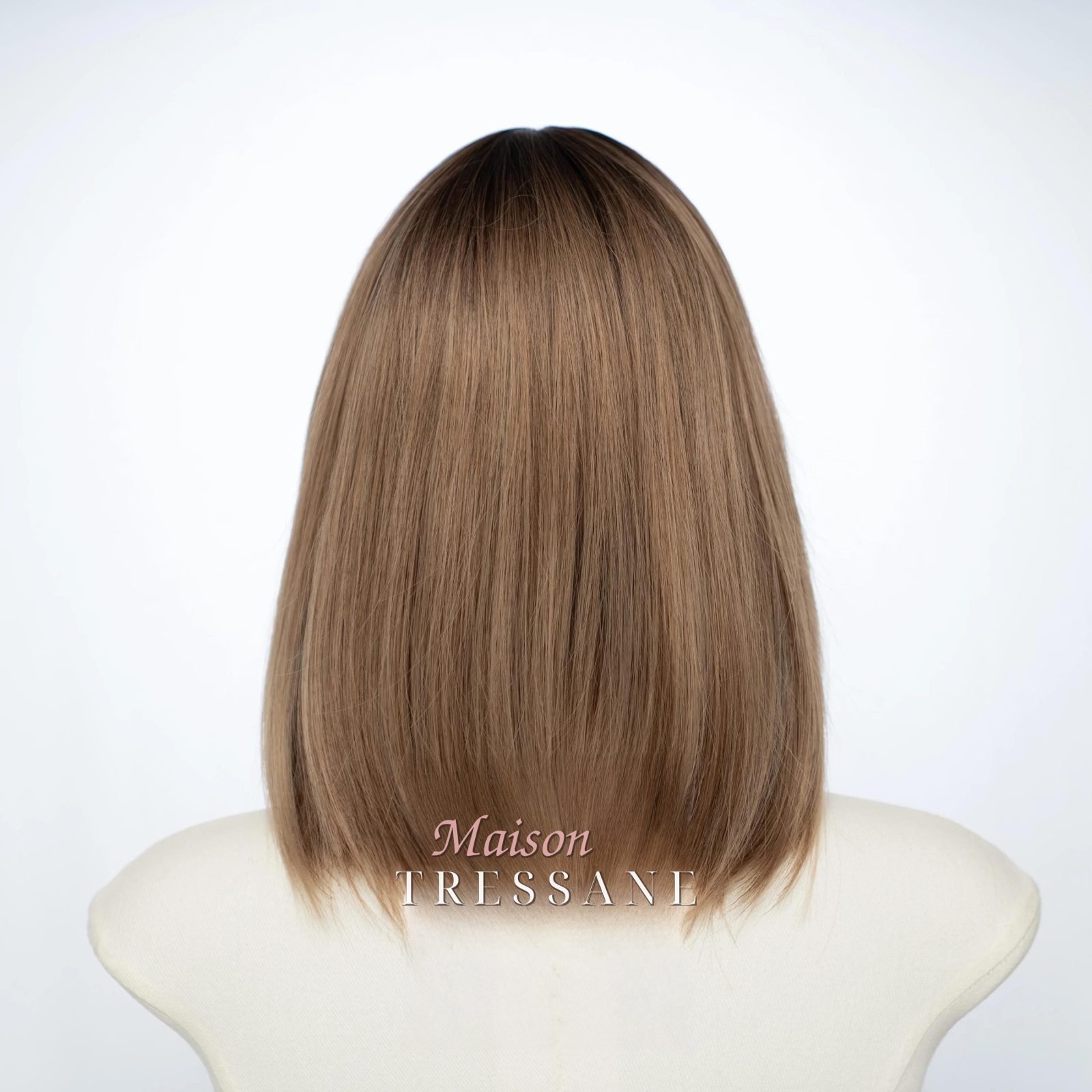Perruque carrée marron clair à balayage balayé avec frange — lisse, 30 cm, teinte brun — vue de dos