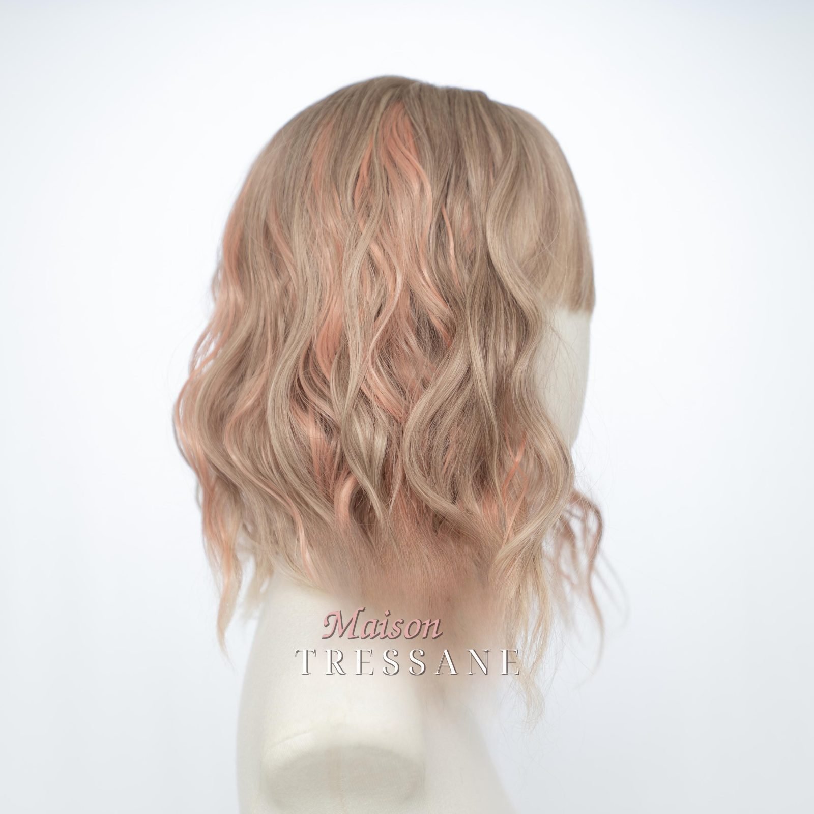 Perruque blonde à balayage carré avec frange — ondulée, teinte blond — vue de trois quarts