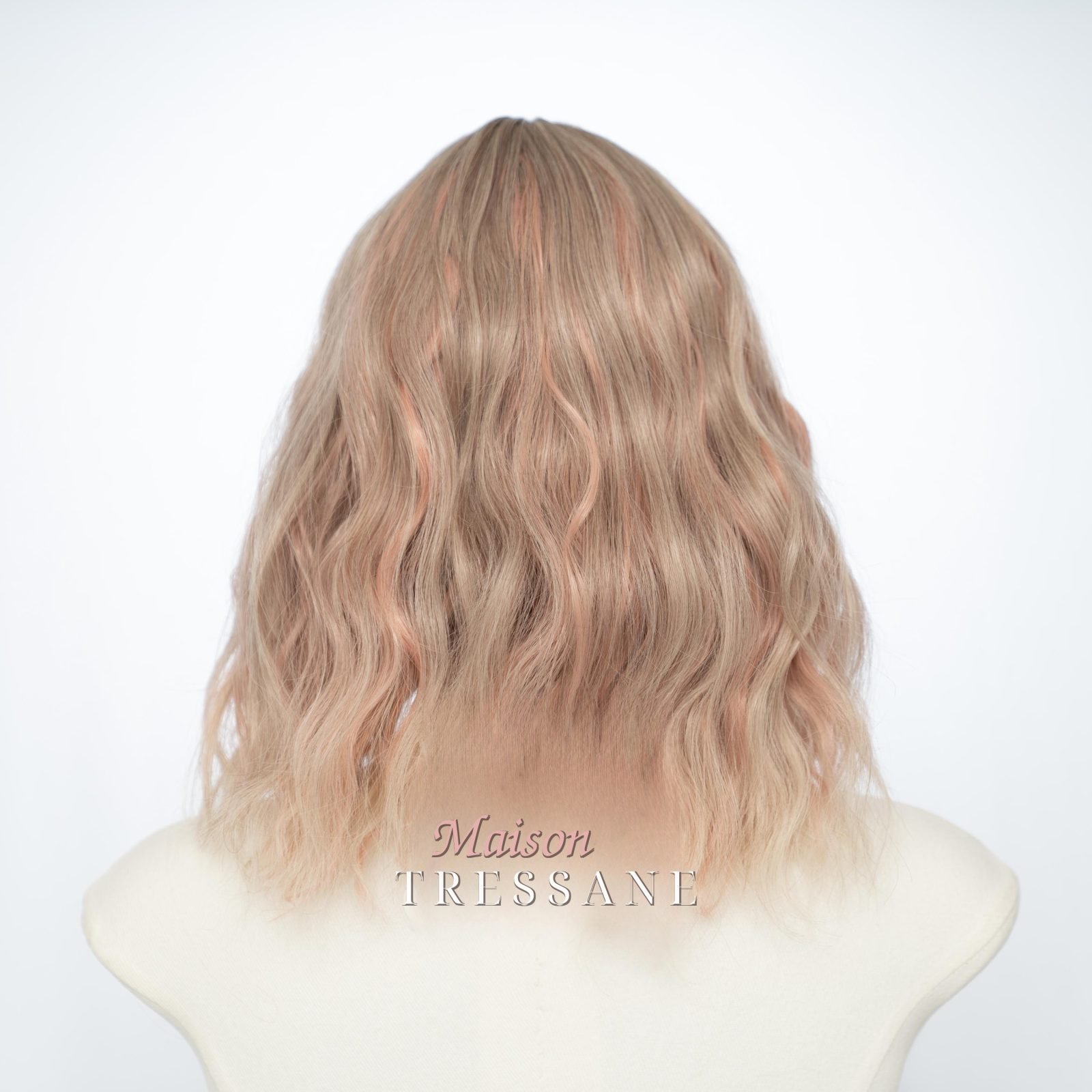 Perruque blonde à balayage carré avec frange — ondulée, teinte blond — vue de dos