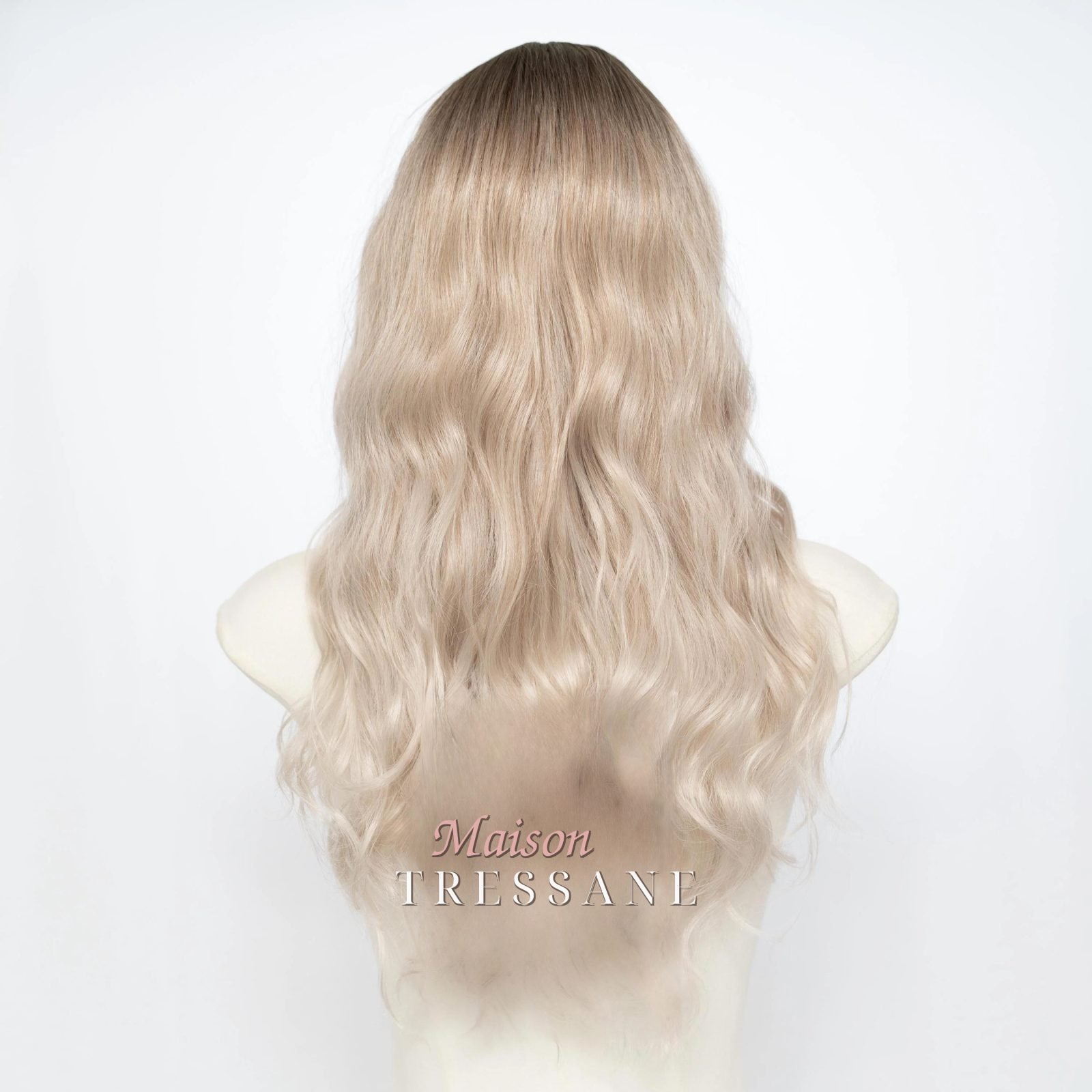 Ondulée 22 pouces blond cendré ombré avec frange — ondulée, 55 cm, teinte blond — vue de dos