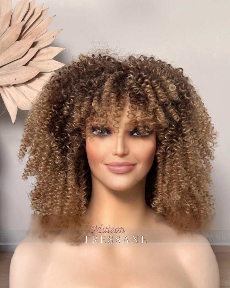 Perruque afro-bouclée blonde ombrée avec frange — bouclée, 35 cm, teinte blond — portée, vue de face