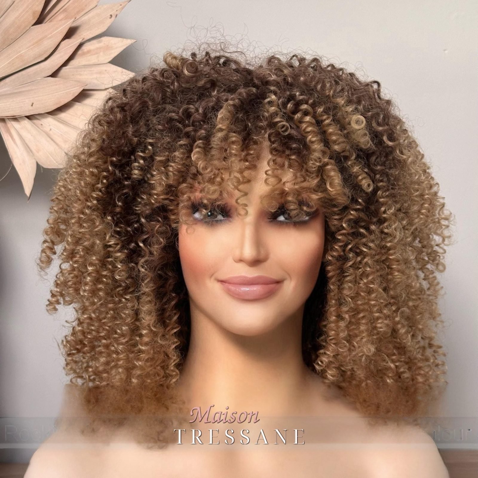 Perruque afro-bouclée blonde ombrée avec frange — bouclée, 35 cm, teinte blond — portée, vue de face