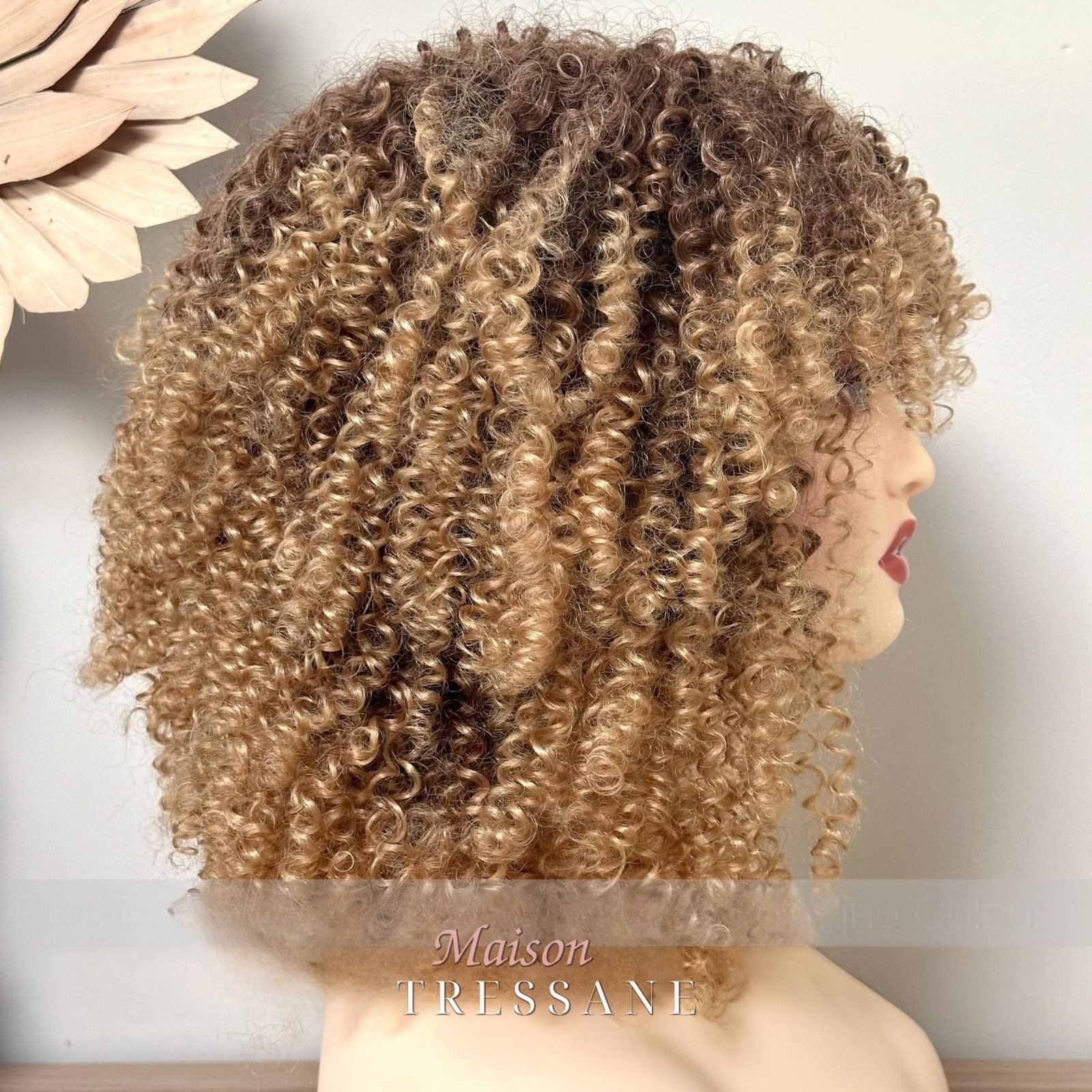 Perruque afro-bouclée blonde ombrée avec frange — bouclée, 35 cm, teinte blond — vue de face