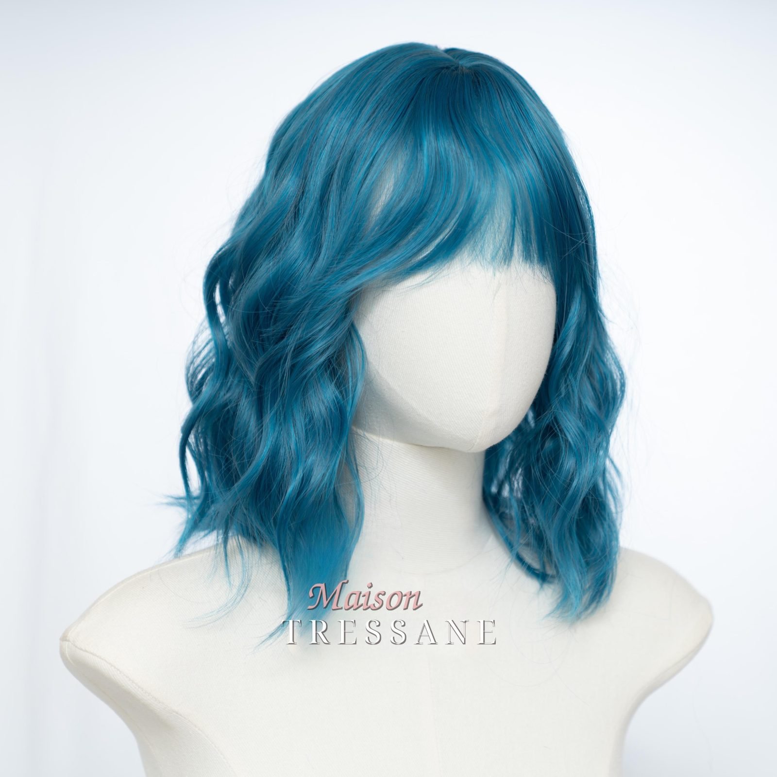 Perruque carrée courte ondulée bleu ciel avec frange, cheveux — ondulée, 35 cm, teinte bleu — vue de face