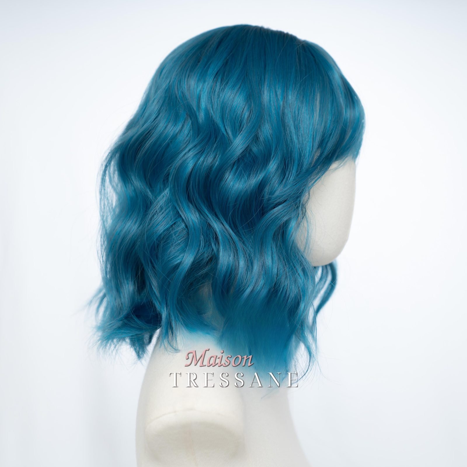 Perruque carrée courte ondulée bleu ciel avec frange, cheveux — ondulée, 35 cm, teinte bleu — vue de trois quarts