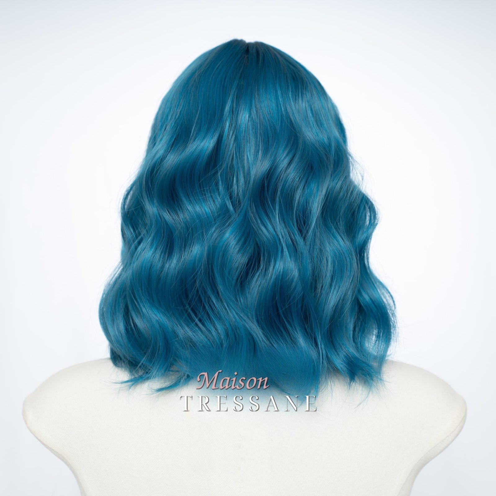 Perruque carrée courte ondulée bleu ciel avec frange, cheveux — ondulée, 35 cm, teinte bleu — vue de dos