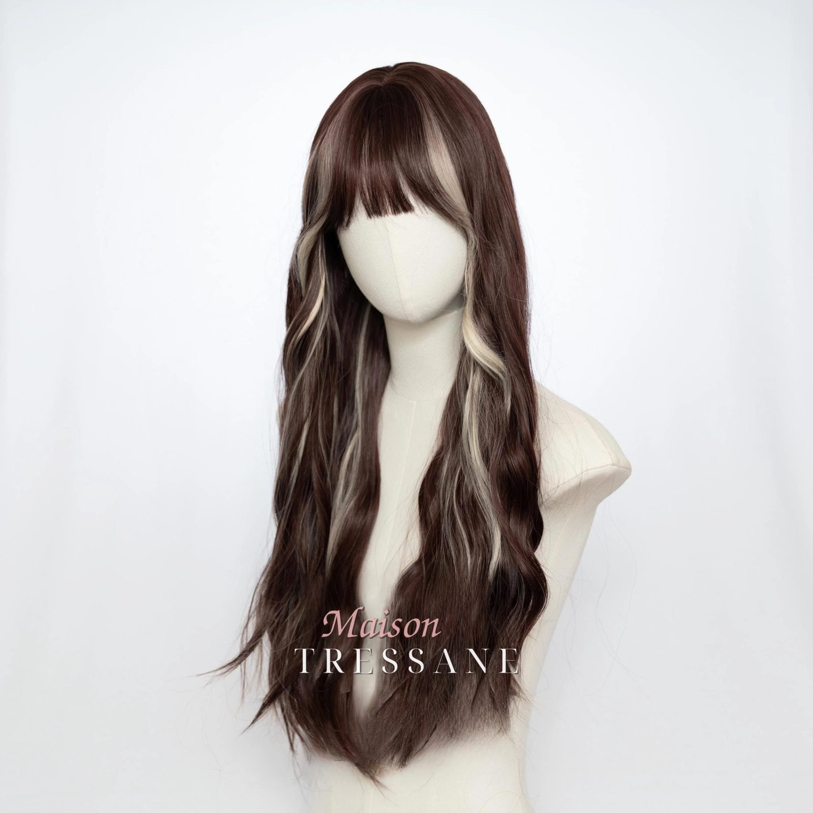 Ondulée Brune Avec Des Reflets Argentés — ondulée, 65 cm, teinte gris & platine — vue de trois quarts