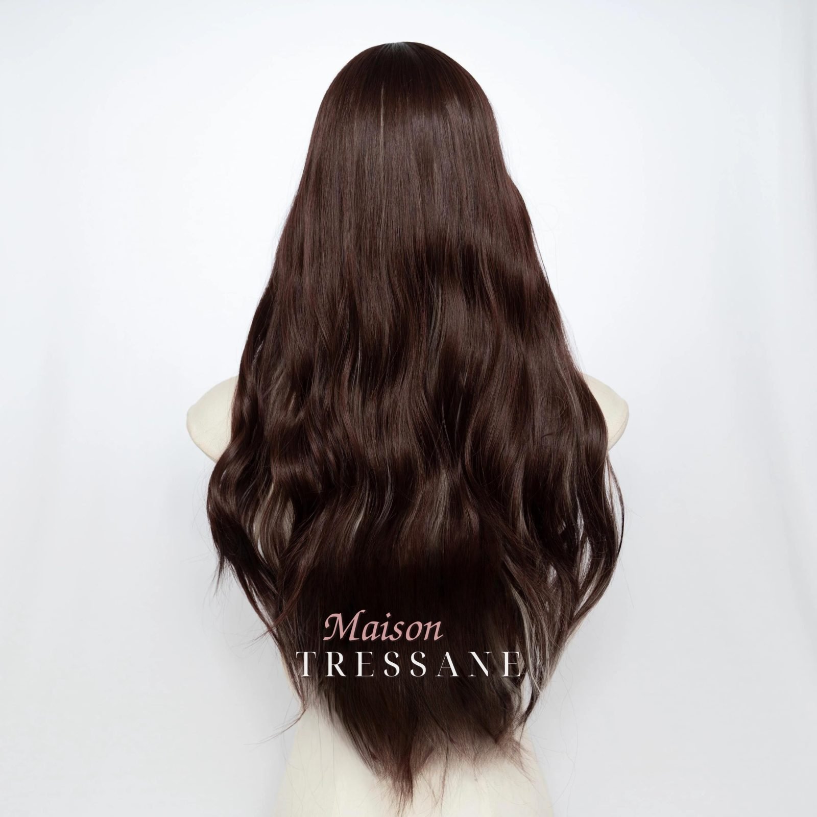 Ondulée Brune Avec Des Reflets Argentés — ondulée, 65 cm, teinte gris & platine — vue de dos
