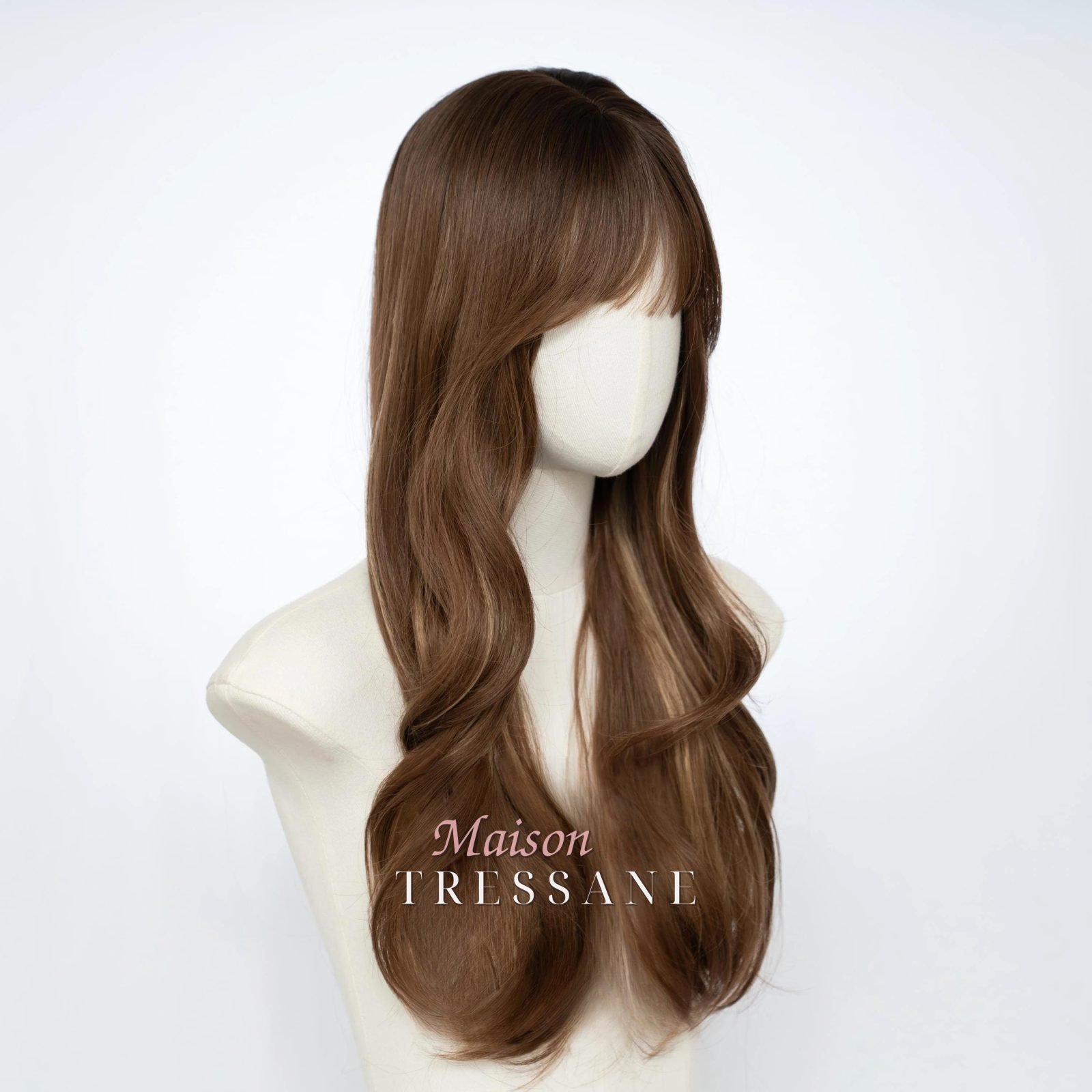 Ondulée brune à balayage de 61 cm (24 po) avec frange — ondulée, 60 cm, teinte châtain — vue de trois quarts
