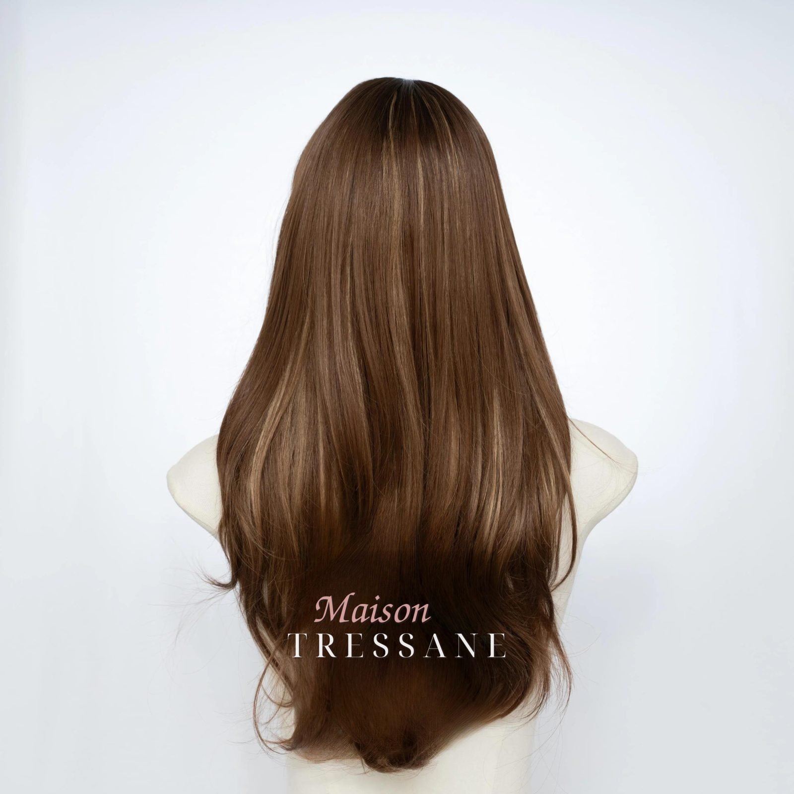 Ondulée brune à balayage de 61 cm (24 po) avec frange — ondulée, 60 cm, teinte châtain — vue de dos