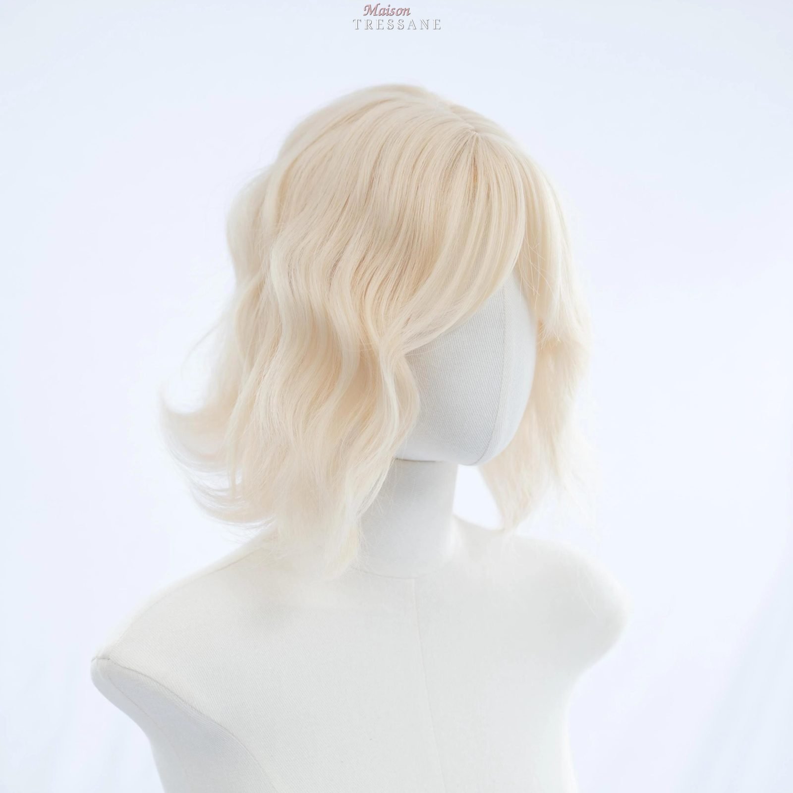 Perruque carrée ondulée de 30 cm (12 po.) avec frange — ondulée, 30 cm, teinte blond — vue de trois quarts