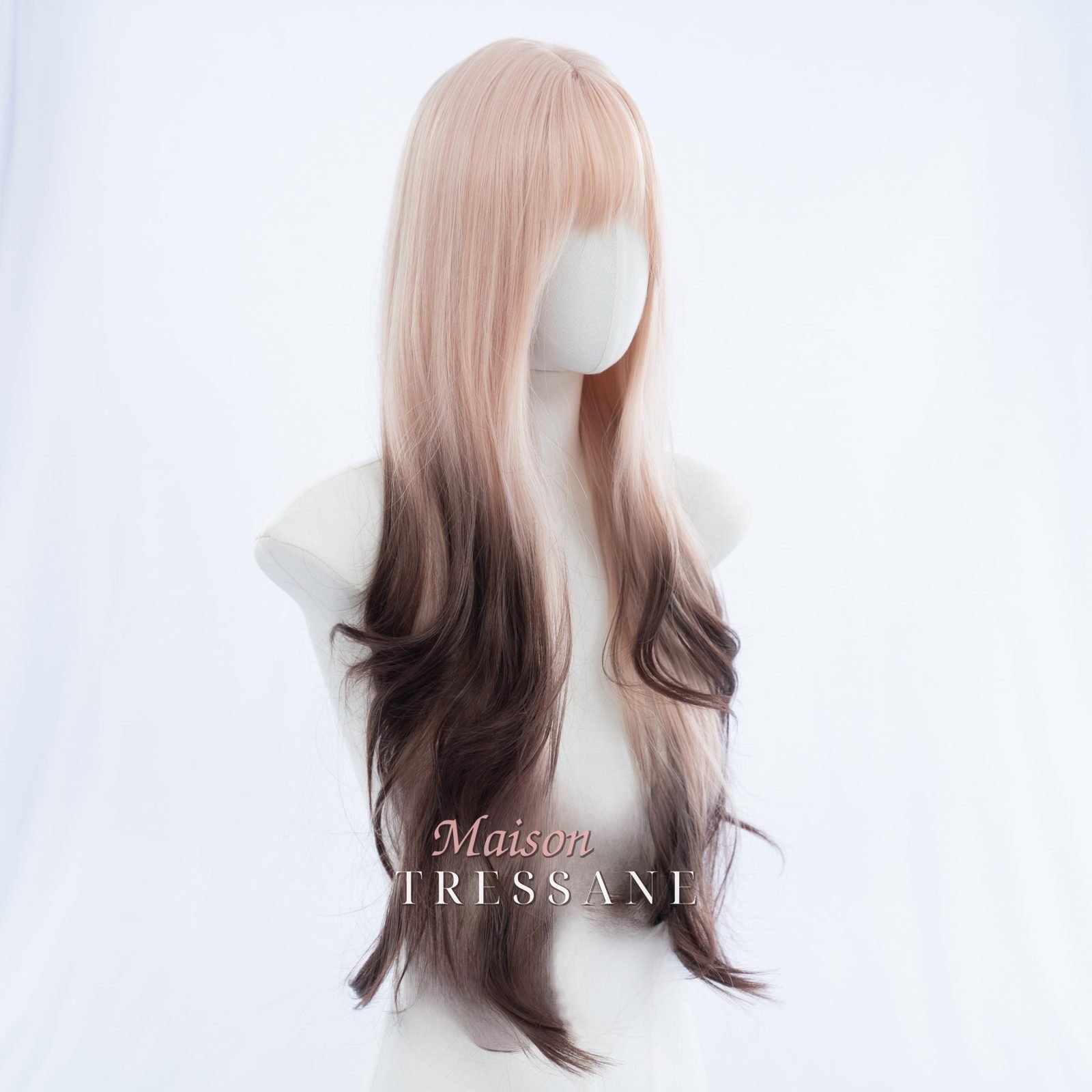 Ondulée ombrée de 26 pouces avec frange — Blond — ondulée, 65 cm, teinte blond — vue de trois quarts