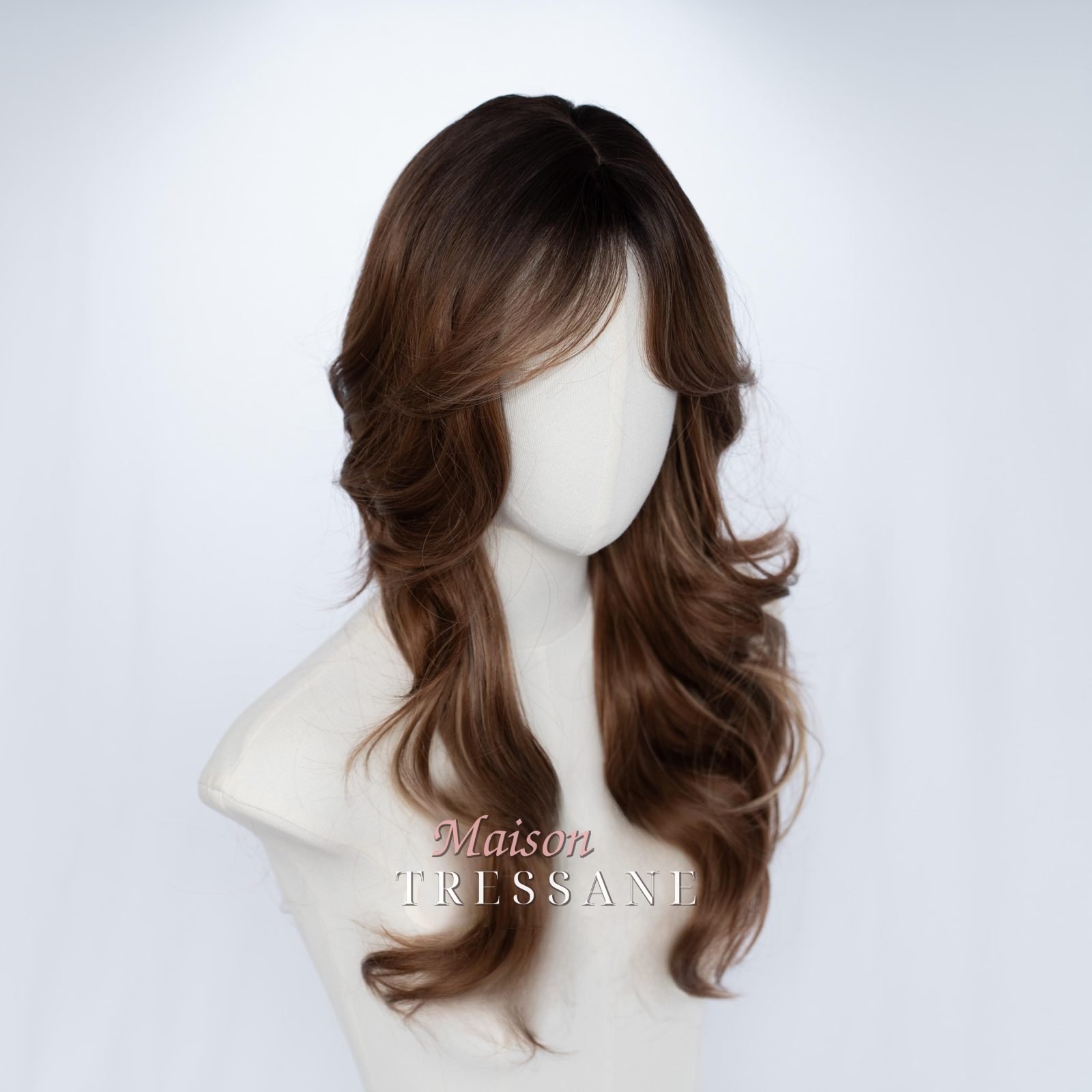Ondulée 22 pouces brun chocolat avec reflets caramel — ondulée, 55 cm, teinte châtain — vue de trois quarts