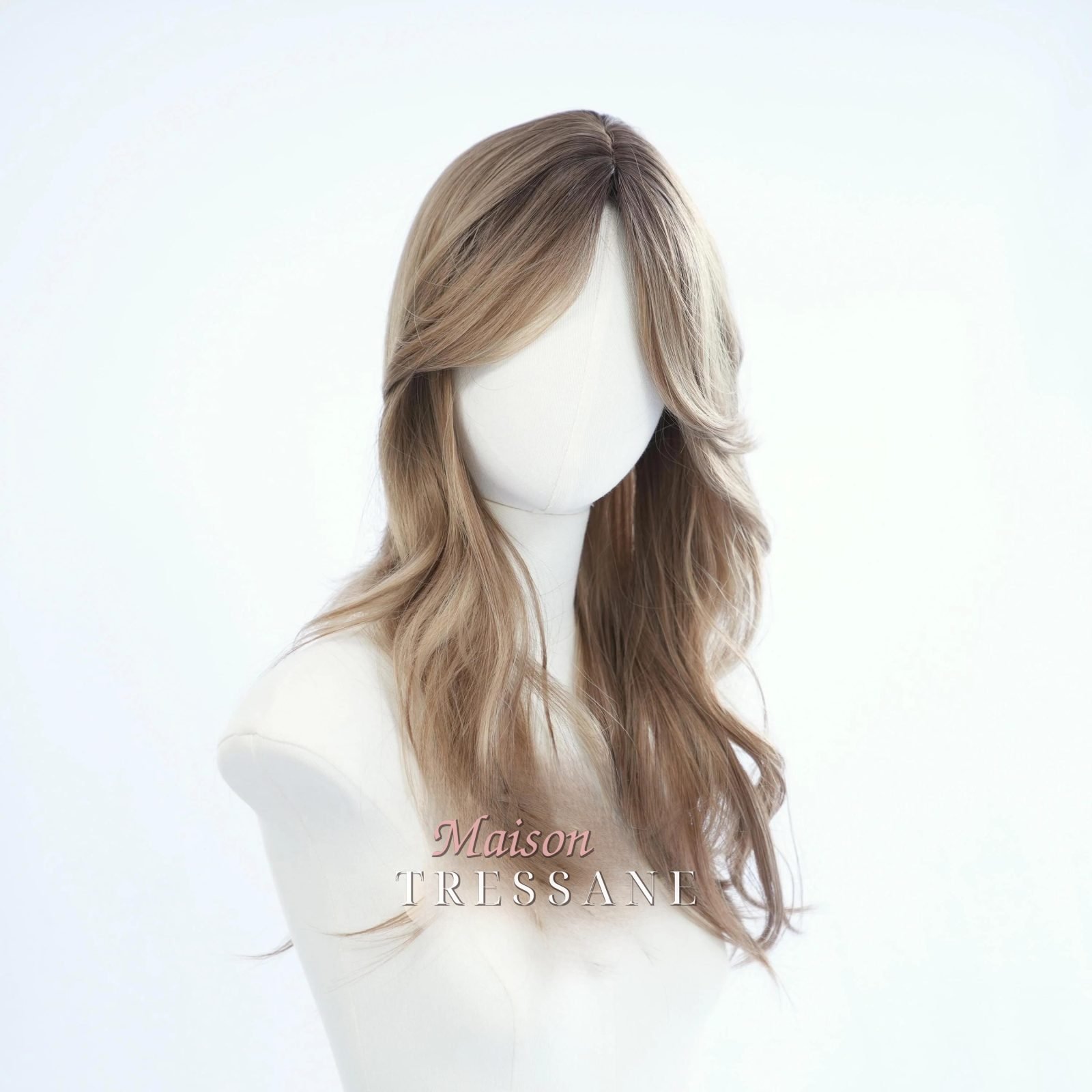 Perruque à balayage ondulée blonde cendrée de 22 pouces avec — ondulée, 55 cm, teinte blond — vue de face