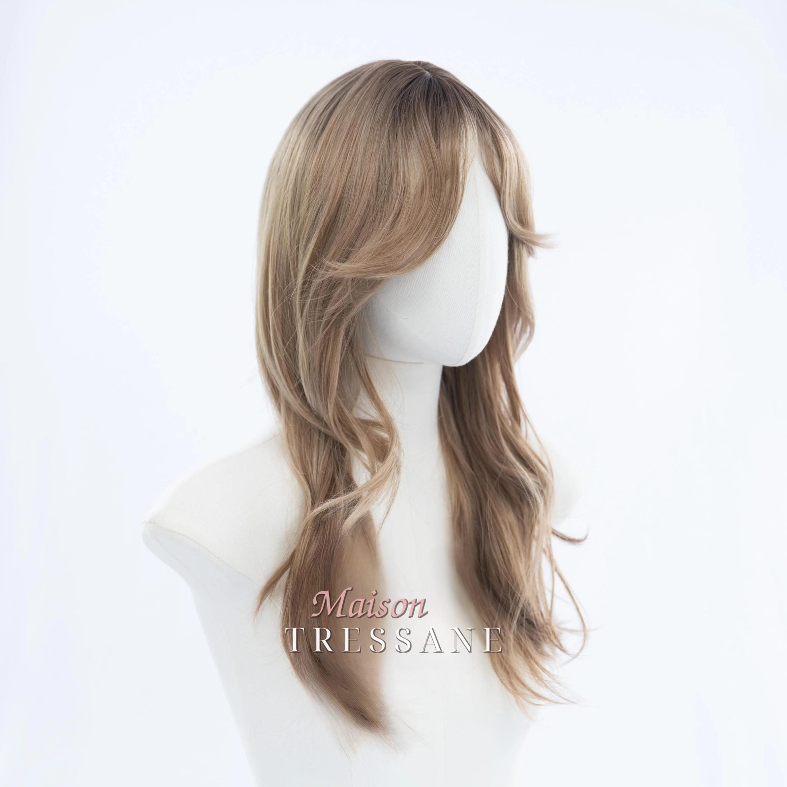 Perruque à balayage ondulée blonde cendrée de 22 pouces avec — ondulée, 55 cm, teinte blond — vue de trois quarts