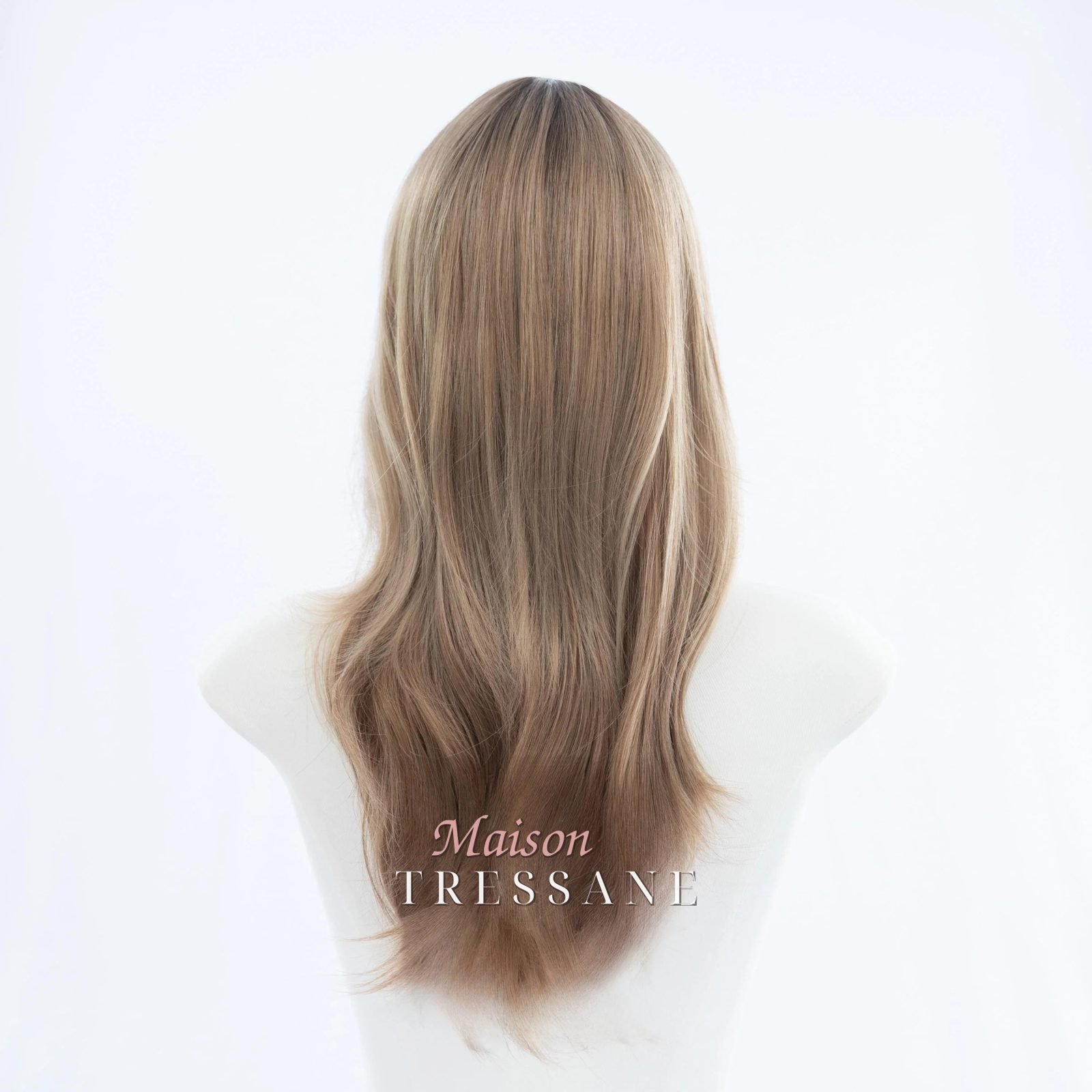 Perruque à balayage ondulée blonde cendrée de 22 pouces avec — ondulée, 55 cm, teinte blond — vue de dos