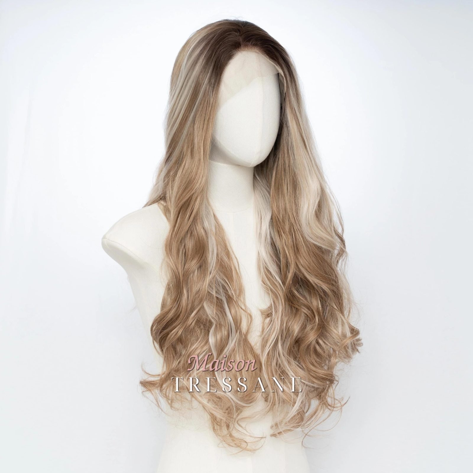 Perruque Lace Front Ondulée 13 x 4 Blonde Latte À Balayage 24 — ondulée, 60 cm, teinte blond — vue de trois quarts