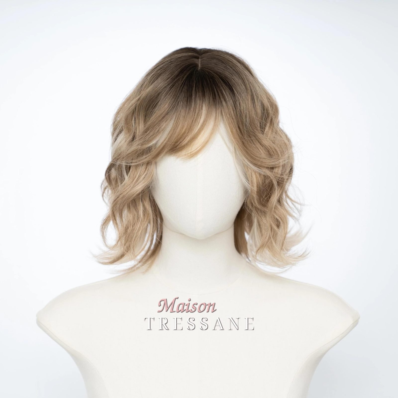 Perruque ondulée blonde à balayage de 30 cm (12 po.) — ondulée, 30 cm, teinte blond — vue de face