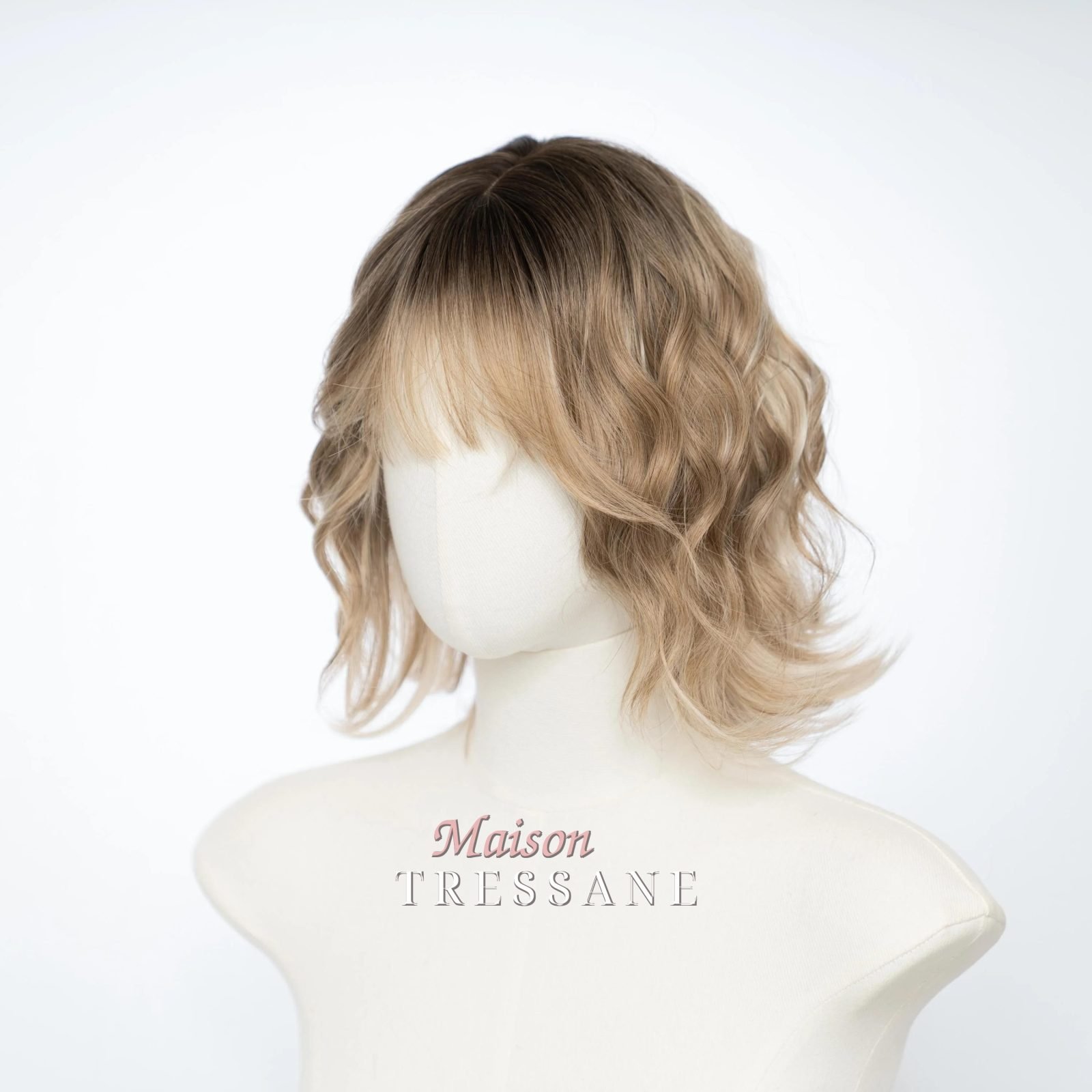 Perruque ondulée blonde à balayage de 30 cm (12 po.) — ondulée, 30 cm, teinte blond — vue de trois quarts