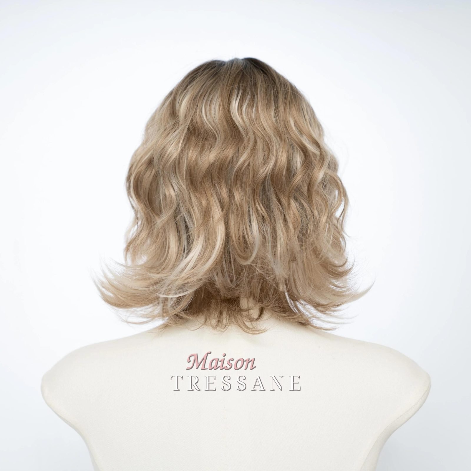 Perruque ondulée blonde à balayage de 30 cm (12 po.) — ondulée, 30 cm, teinte blond — vue de dos