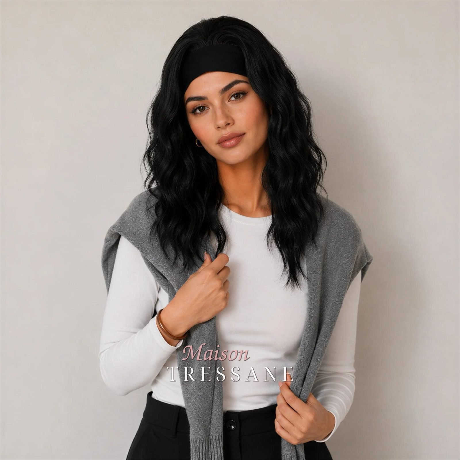 Perruque bandeau de 14 pouces de longueur d'épaule — 35 cm — ondulée, 35 cm — portée, vue de face