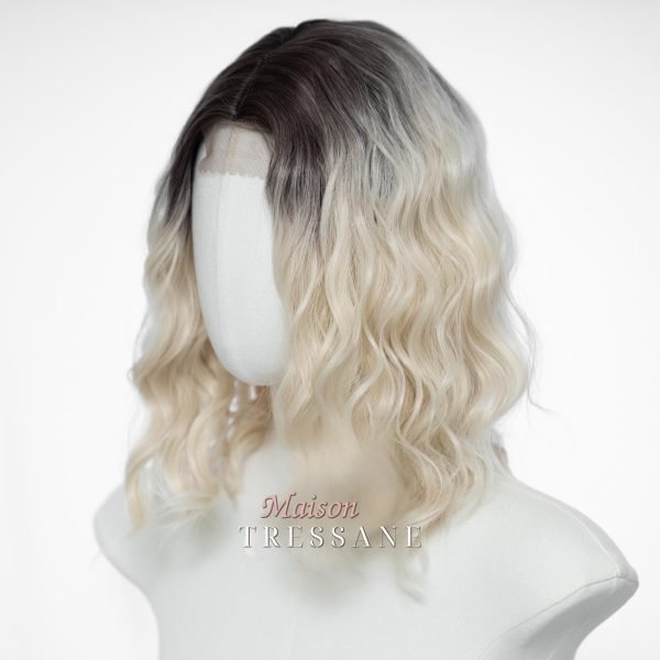 Perruque carrée ombrée de 14 pouces — ondulée, 35 cm, teinte blond — portée, vue de face
