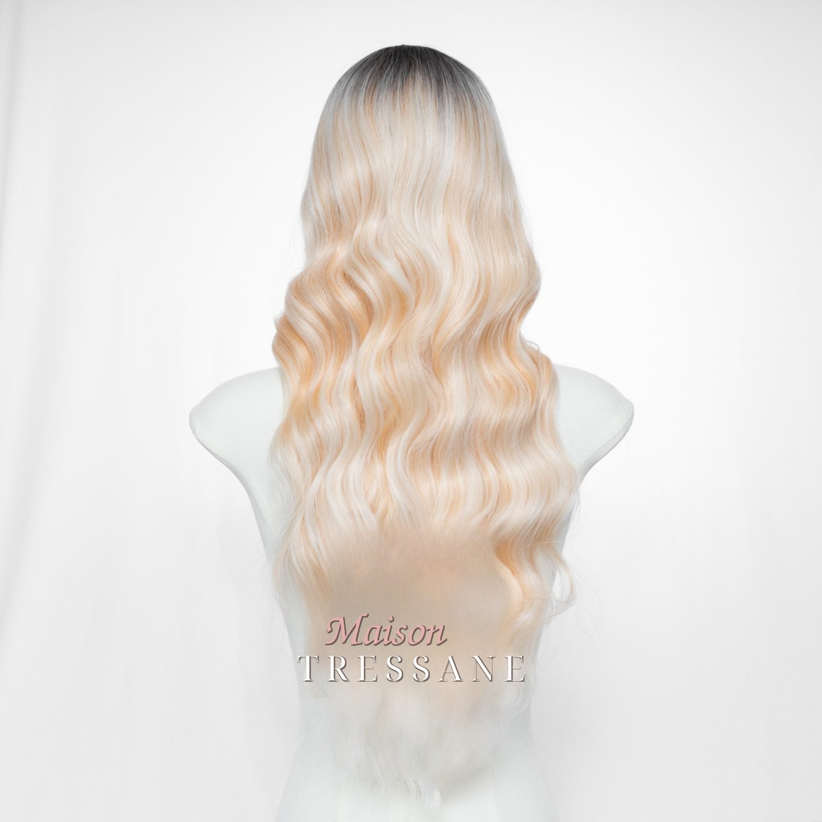 Ondulée ombrée de 26 pouces avec frange — Blond 65 cm — ondulée, 65 cm, teinte blond — vue de dos