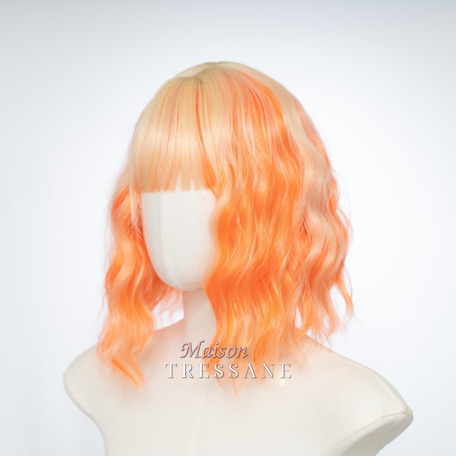 Perruque ombrée orange de 30 cm (12 po.) avec frange — ondulée, 30 cm, teinte blond — portée, vue de face